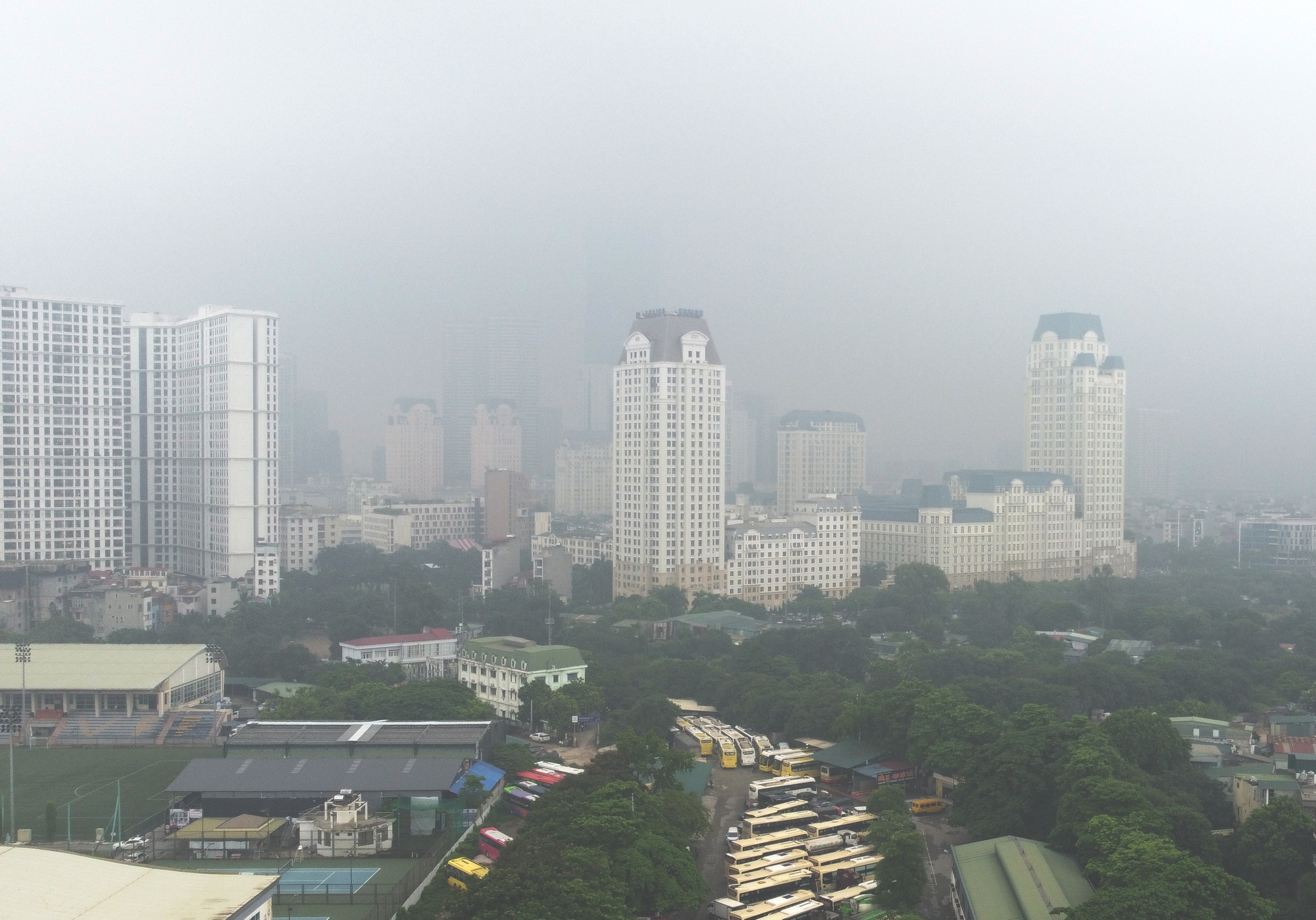 Hà Nội chìm trong ô nhiễm, nhiều tòa nhà cao tầng 'biến mất' trước làn sương mù - Ảnh 7.
