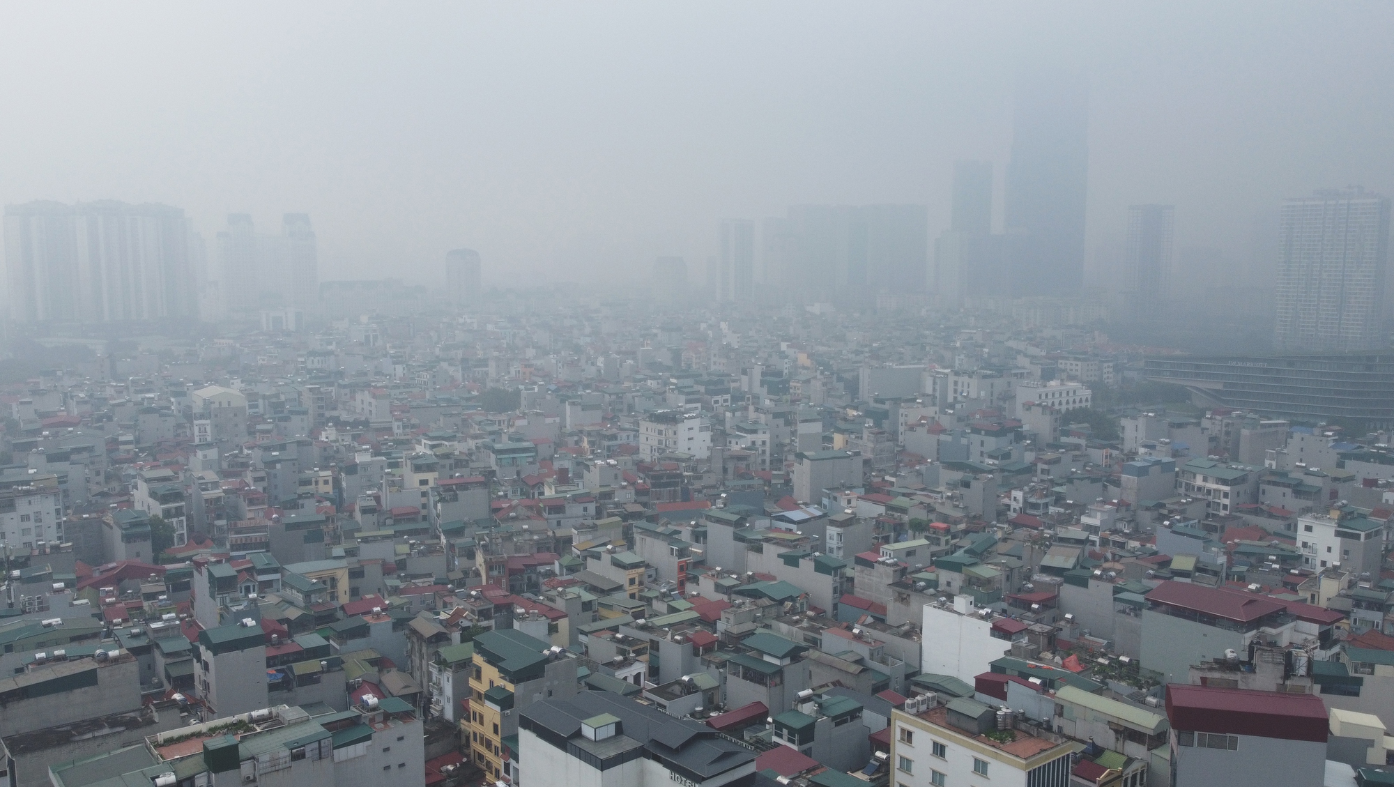 Hà Nội chìm trong ô nhiễm, nhiều tòa nhà cao tầng 'biến mất' trước làn sương mù - Ảnh 3.