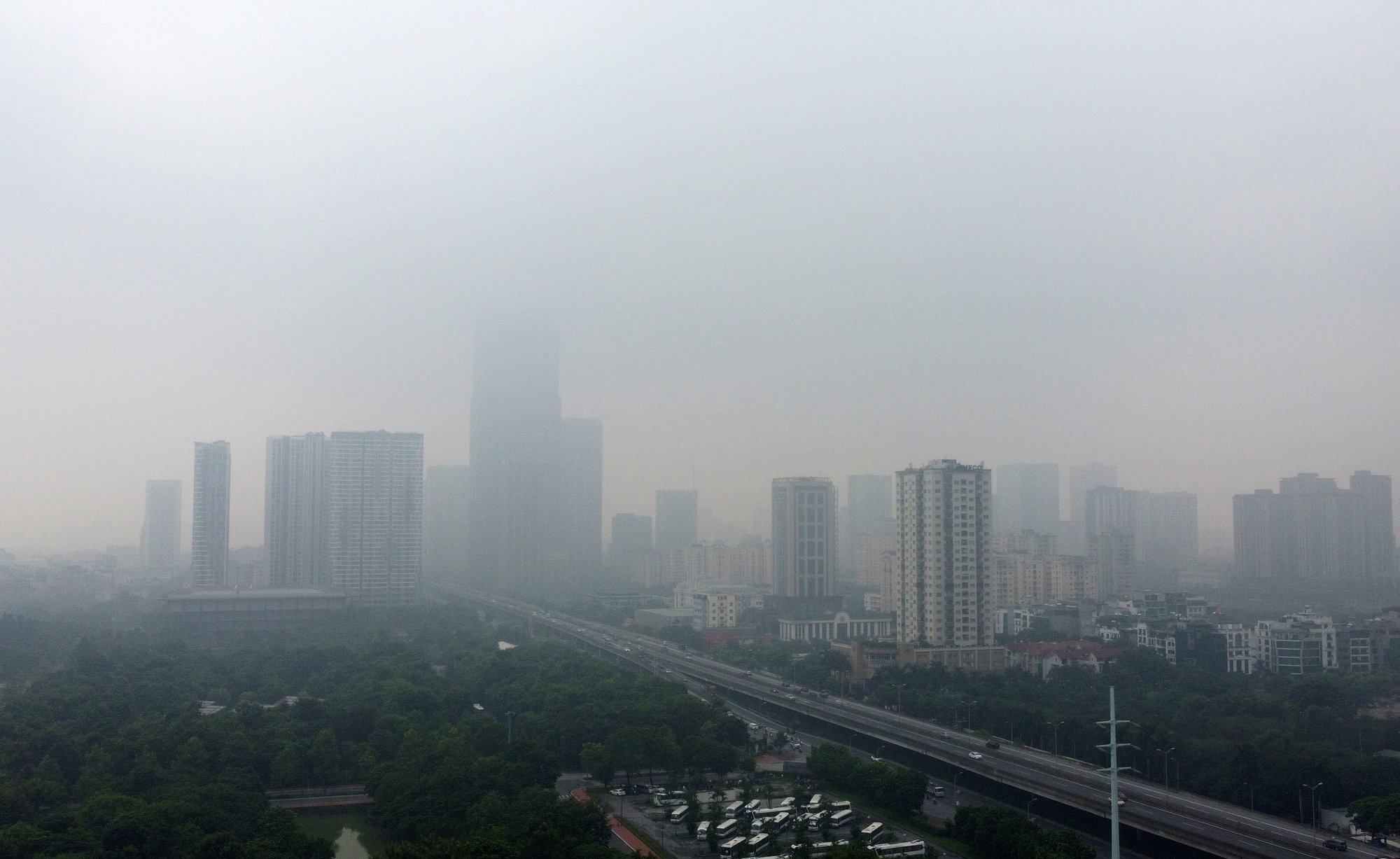Hà Nội chìm trong ô nhiễm, nhiều tòa nhà cao tầng 'biến mất' trước làn sương mù - Ảnh 6.