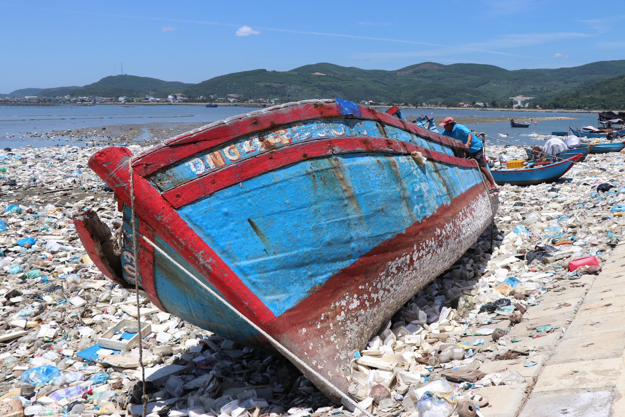 Quảng Ngãi: Cận cảnh rác thải bủa vây đầm nước mặn Sa Huỳnh - Ảnh 2.