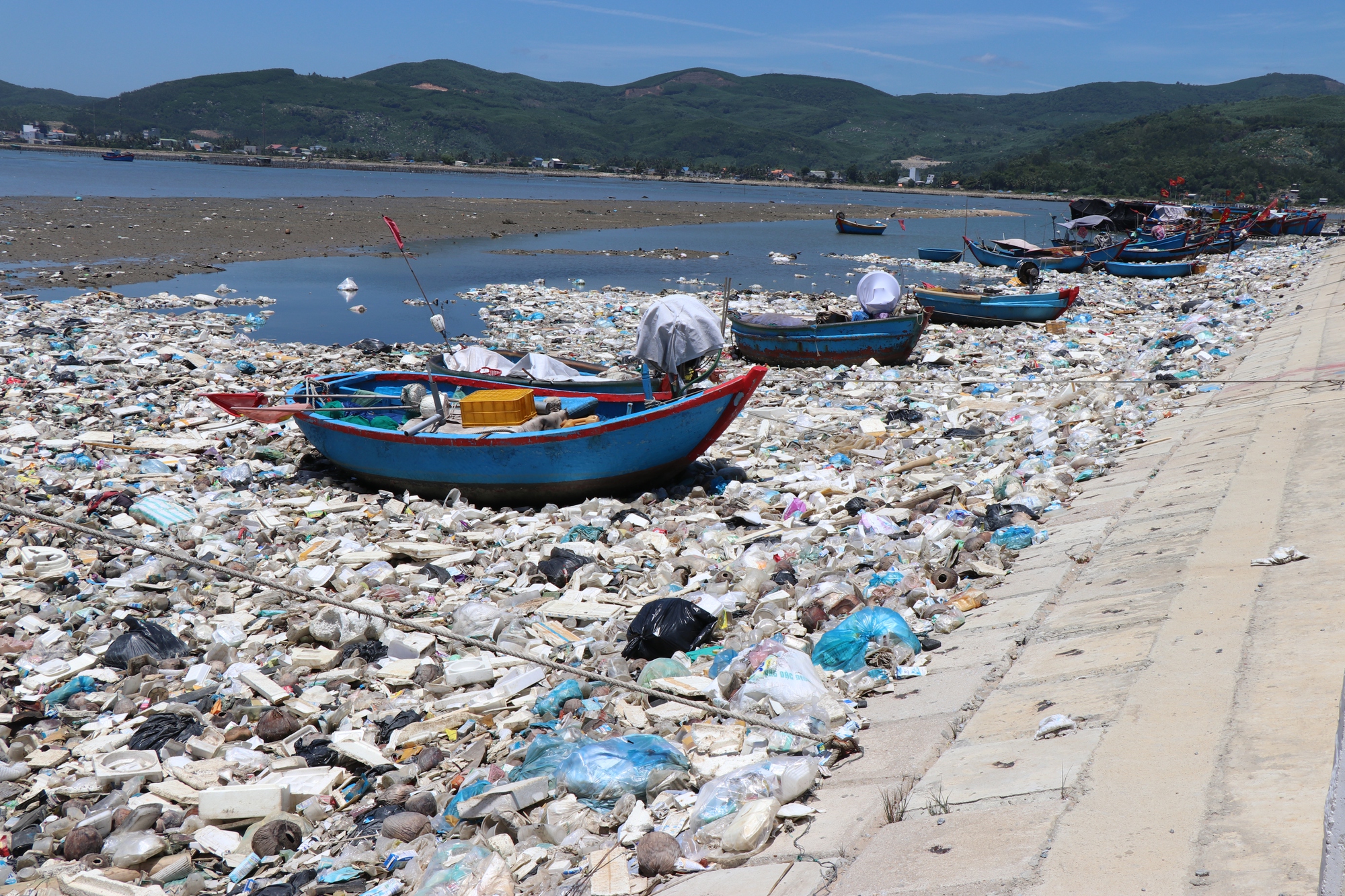 Quảng Ngãi: Cận cảnh rác thải bủa vây đầm nước mặn Sa Huỳnh - Ảnh 8.