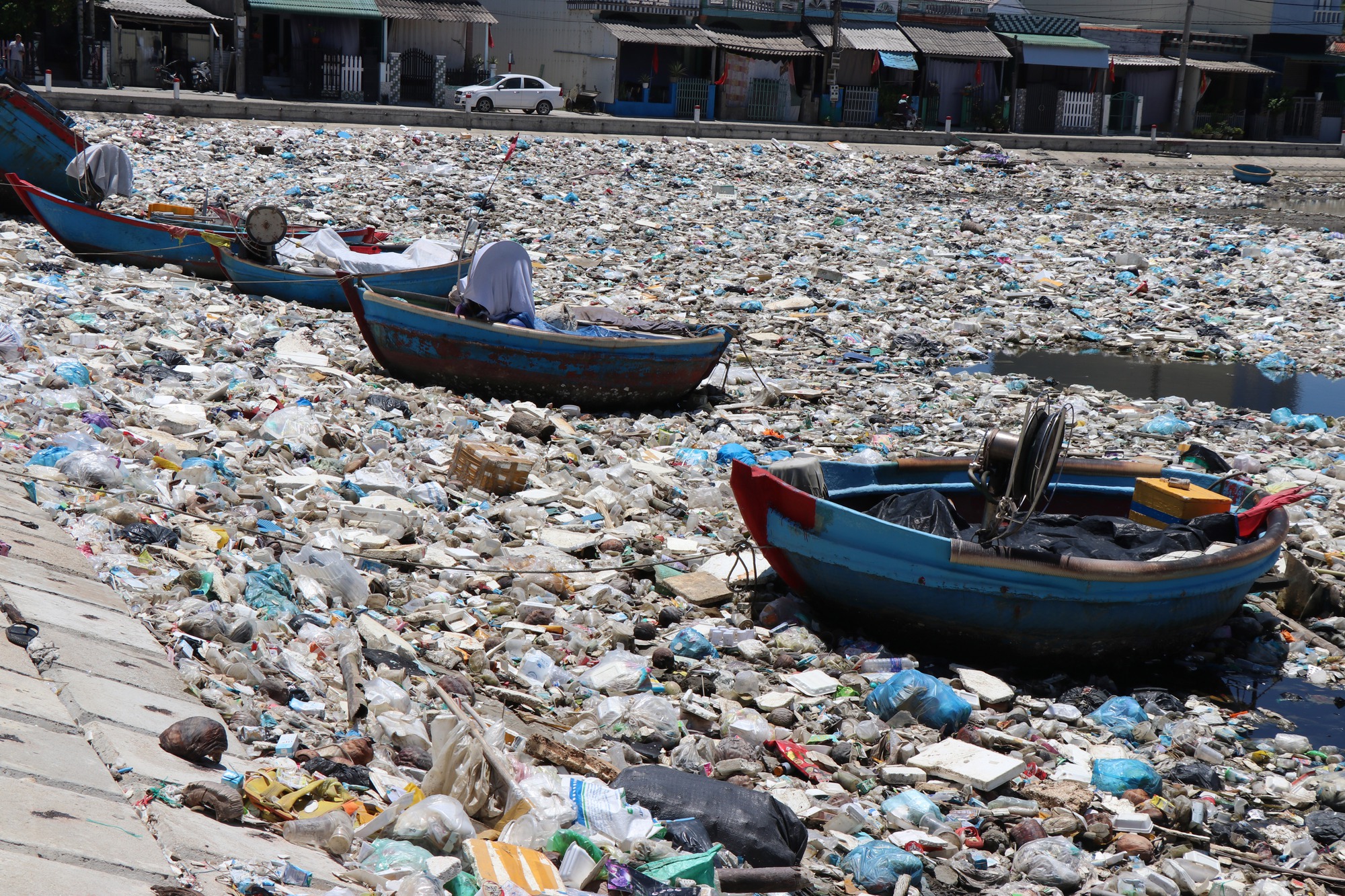 Quảng Ngãi: Cận cảnh rác thải bủa vây đầm nước mặn Sa Huỳnh - Ảnh 4.