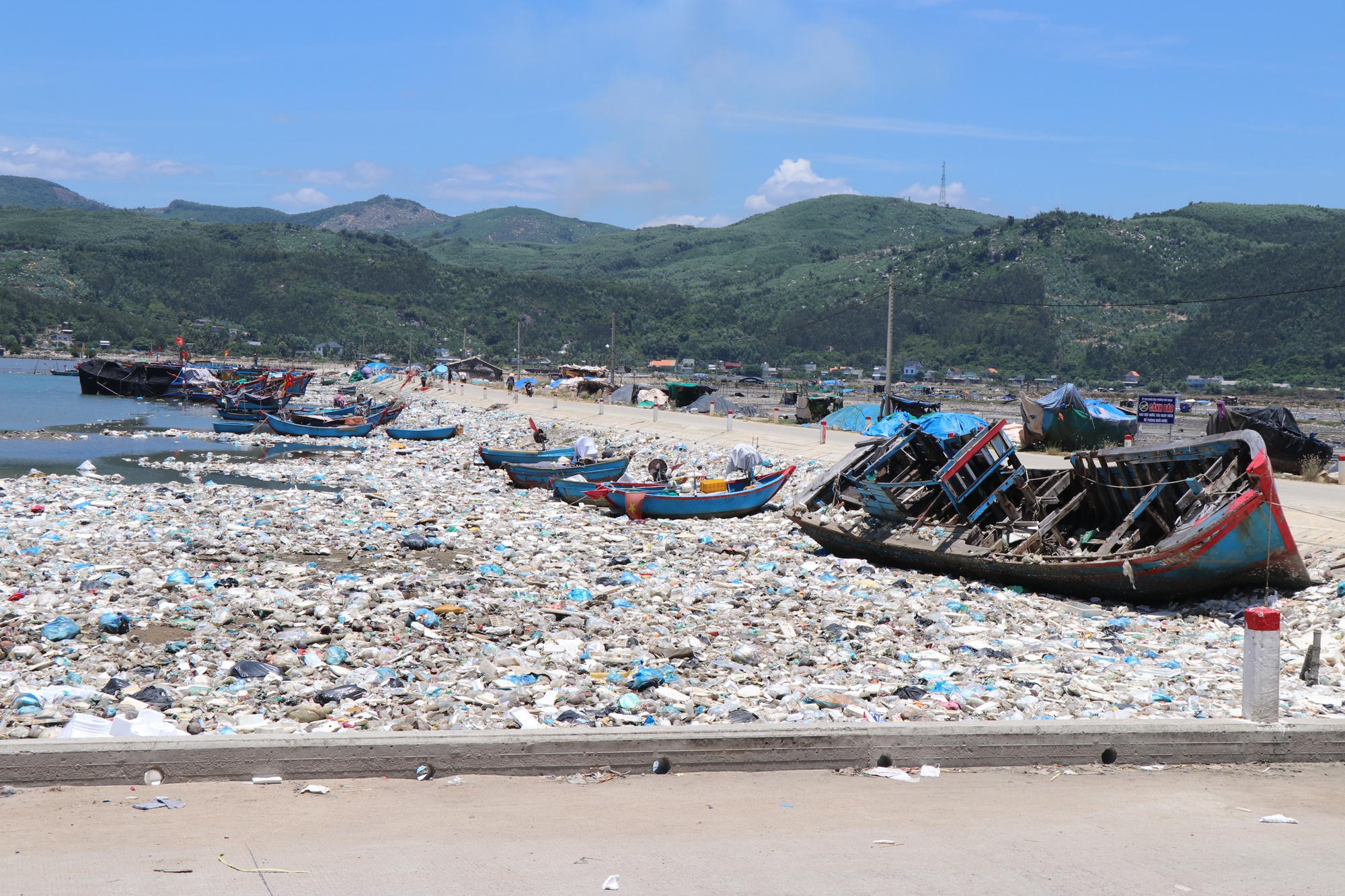 Quảng Ngãi: Cận cảnh rác thải bủa vây đầm nước mặn Sa Huỳnh - Ảnh 7.