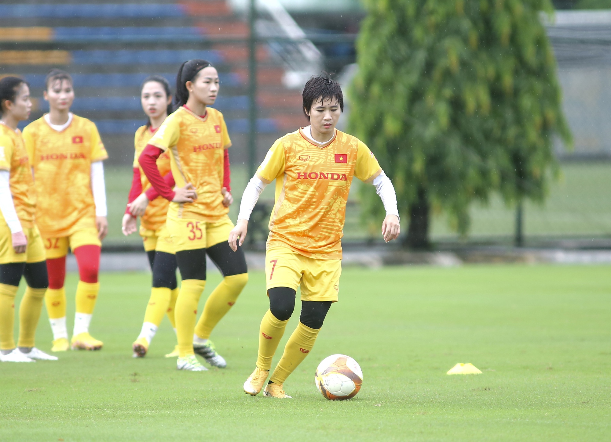 'Đội tuyển nữ Việt Nam cần thanh lọc, không thể chỉ dùng một đội hình' - Ảnh 2.