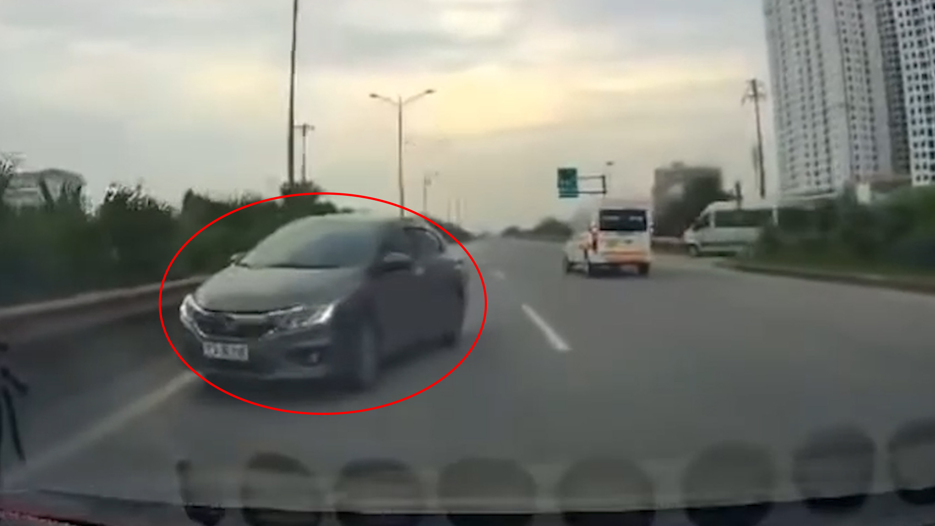 Ô tô con lại chạy ngược chiều trên cao tốc Thái Nguyên - Ảnh 2. Ô tô con lại chạy ngược chiều trên cao tốc Thái Nguyên - Ảnh 2.