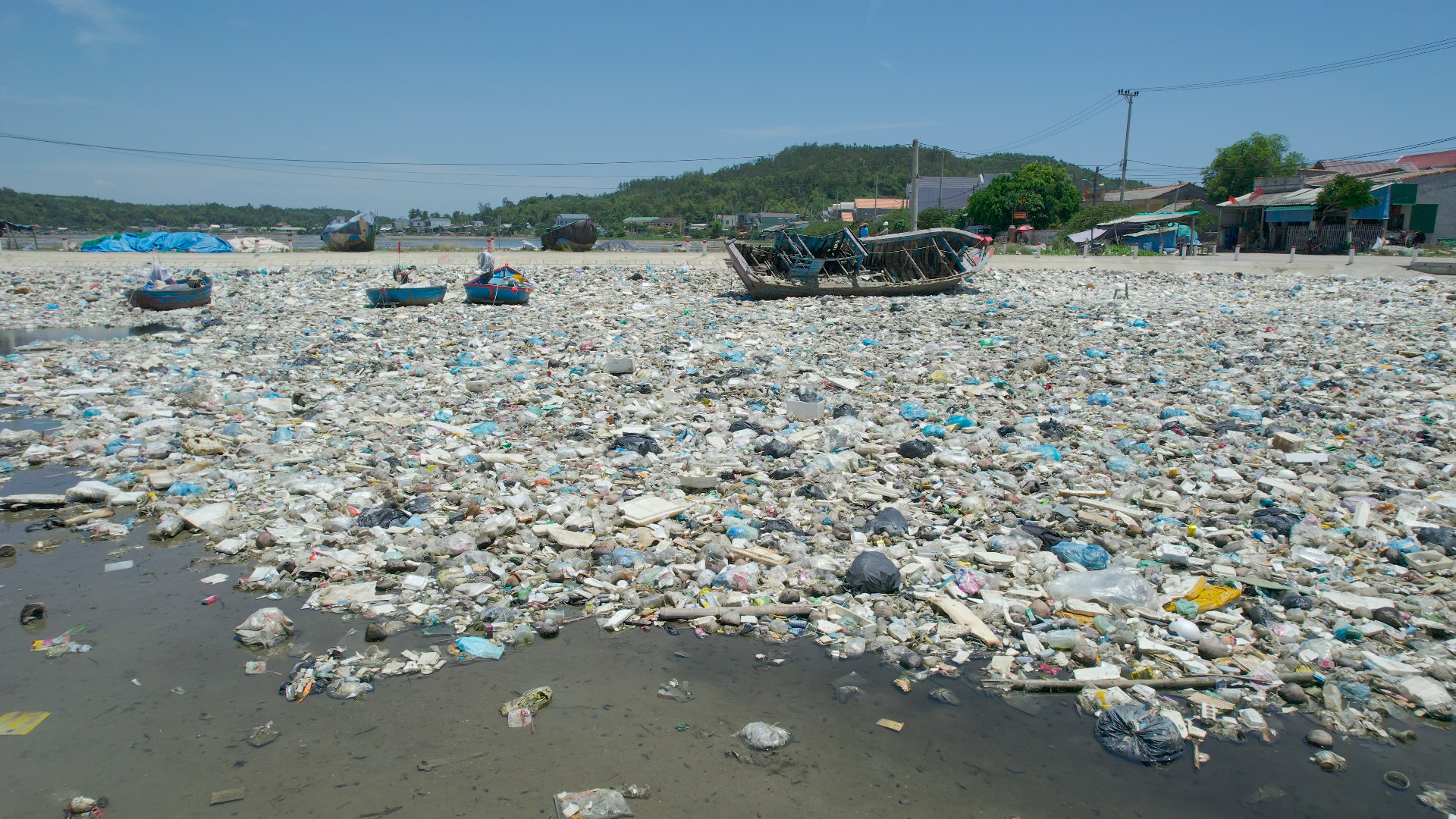 Quảng Ngãi: Cận cảnh rác thải bủa vây đầm nước mặn Sa Huỳnh - Ảnh 5.
