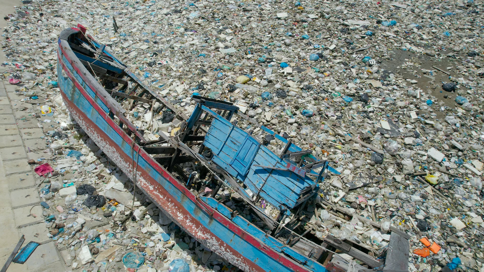 Quảng Ngãi: Cận cảnh rác thải bủa vây đầm nước mặn Sa Huỳnh - Ảnh 6.