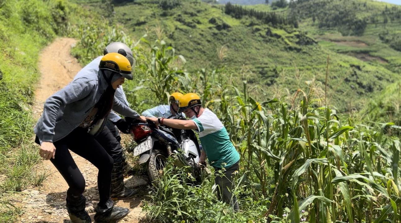 Hoa hậu Thùy Tiên té xuống vực khi đi từ thiện với team Quang Linh  - Ảnh 4.