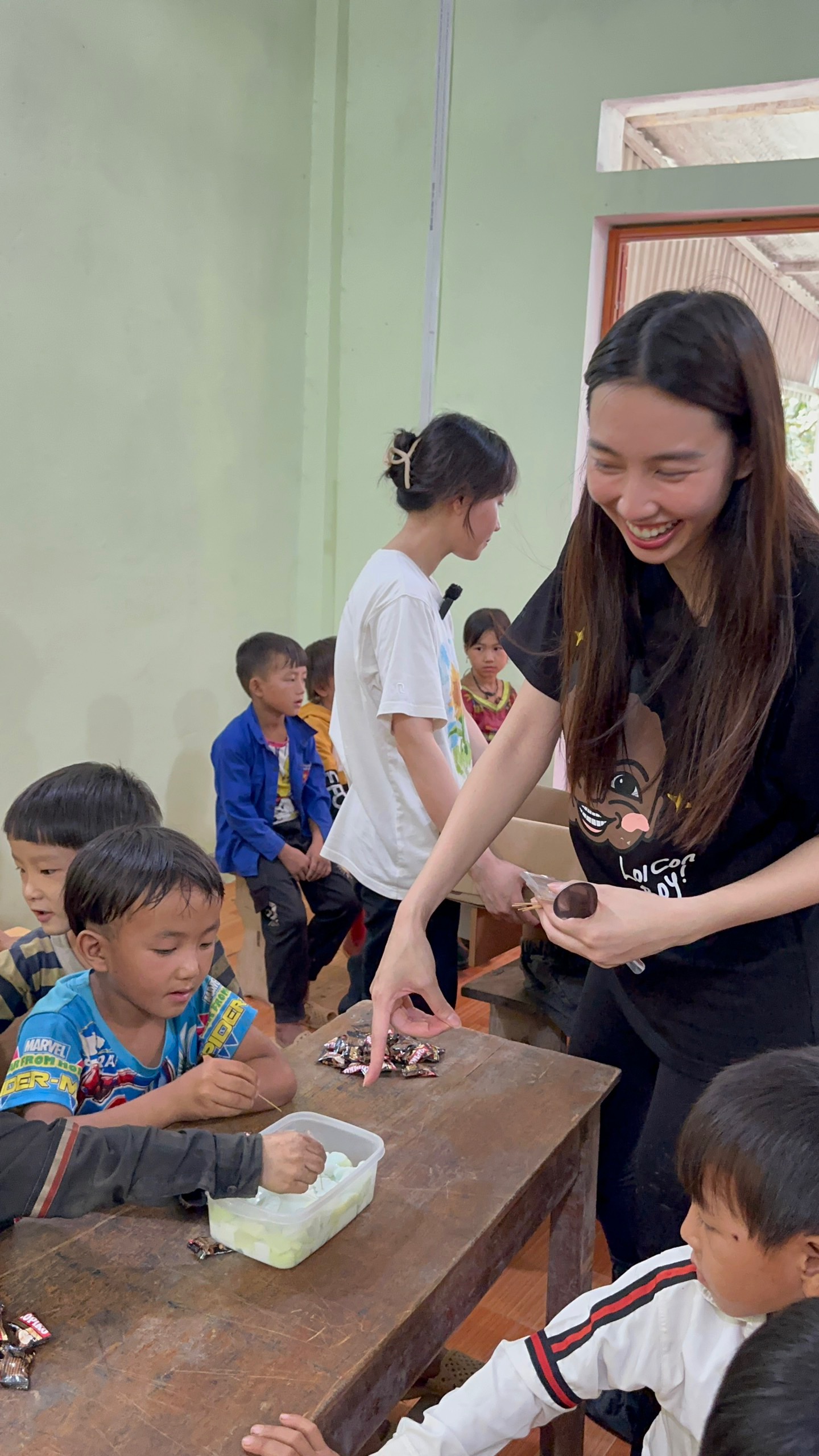 Hoa hậu Thùy Tiên té xuống vực khi đi từ thiện với team Quang Linh - Ảnh 7.
