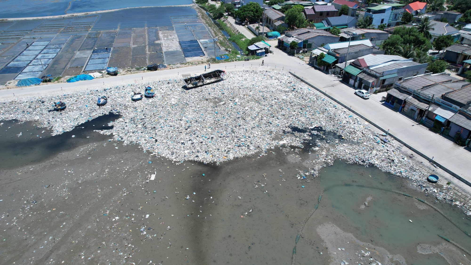 Quảng Ngãi: Cận cảnh rác thải bủa vây đầm nước mặn Sa Huỳnh - Ảnh 3.