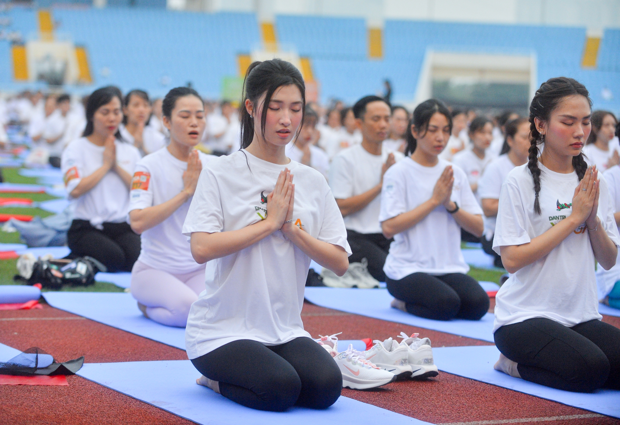 Dàn hoa hậu tham gia đồng diễn yoga, xếp hình lá cờ Tổ quốc lập kỷ lục - Ảnh 9.