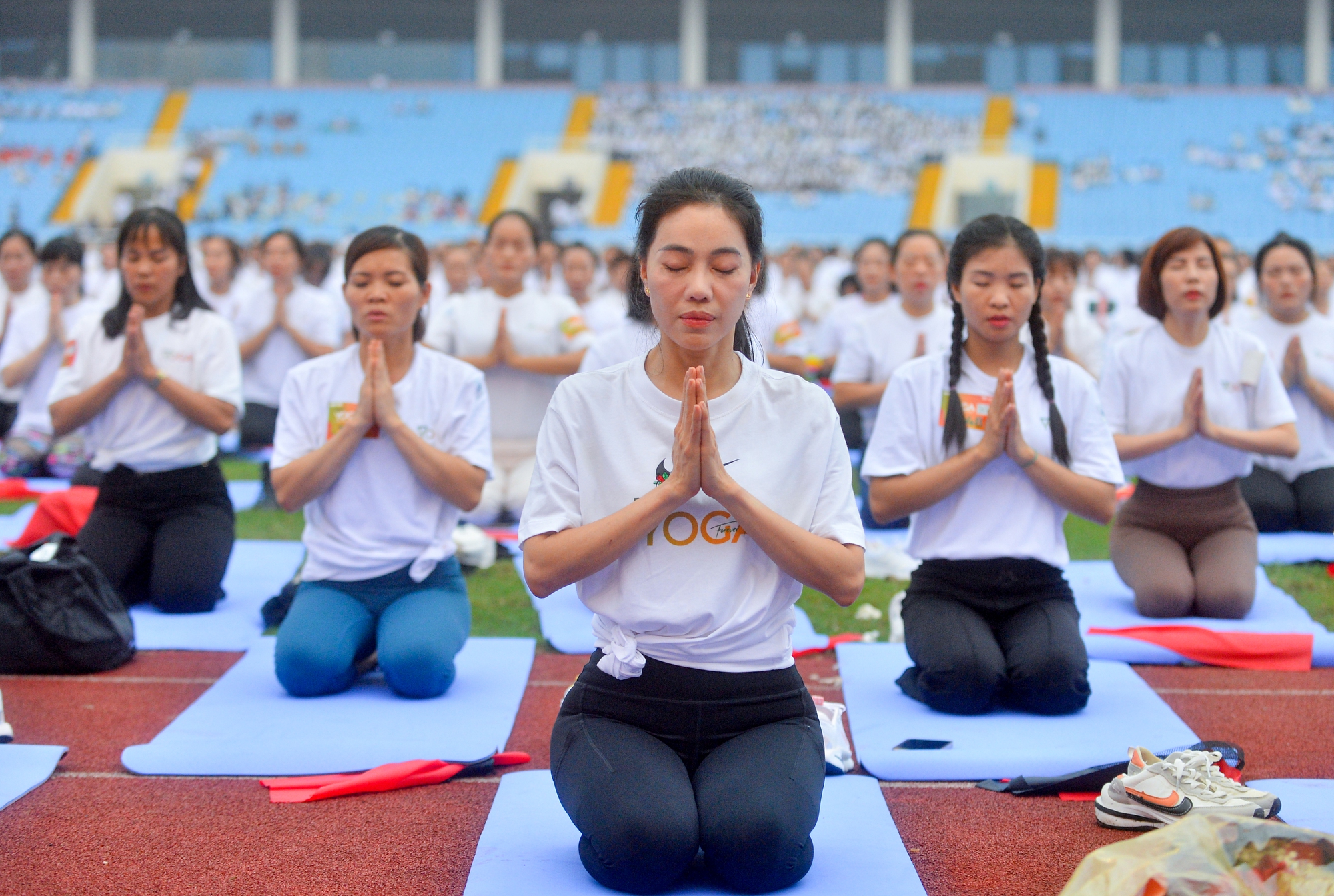 Dàn hoa hậu tham gia đồng diễn yoga, xếp hình lá cờ Tổ quốc lập kỷ lục - Ảnh 6.