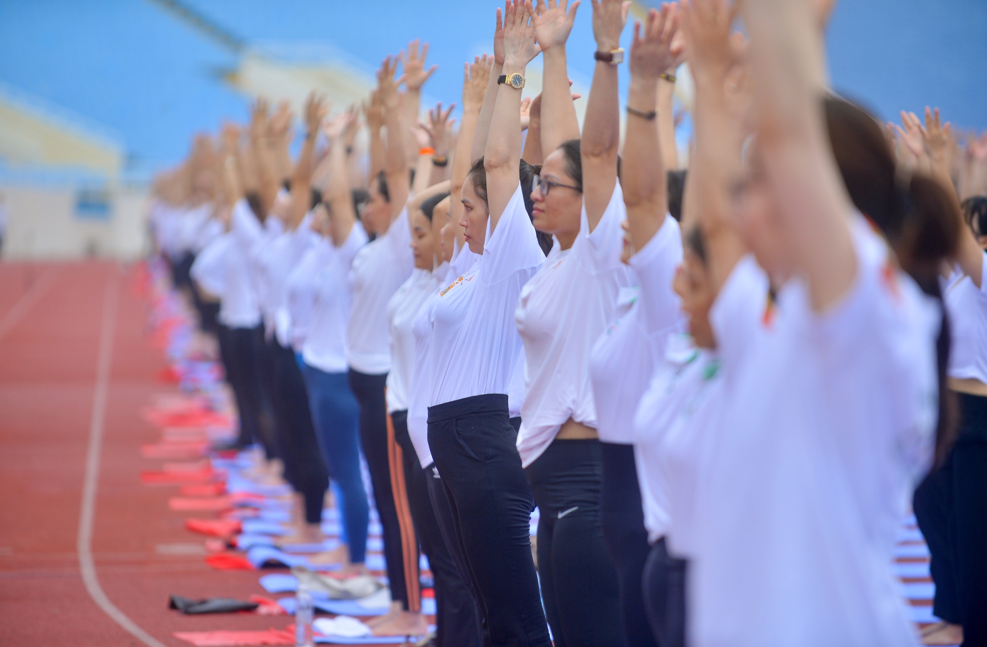 Dàn hoa hậu tham gia đồng diễn yoga, xếp hình lá cờ Tổ quốc lập kỷ lục - Ảnh 3.