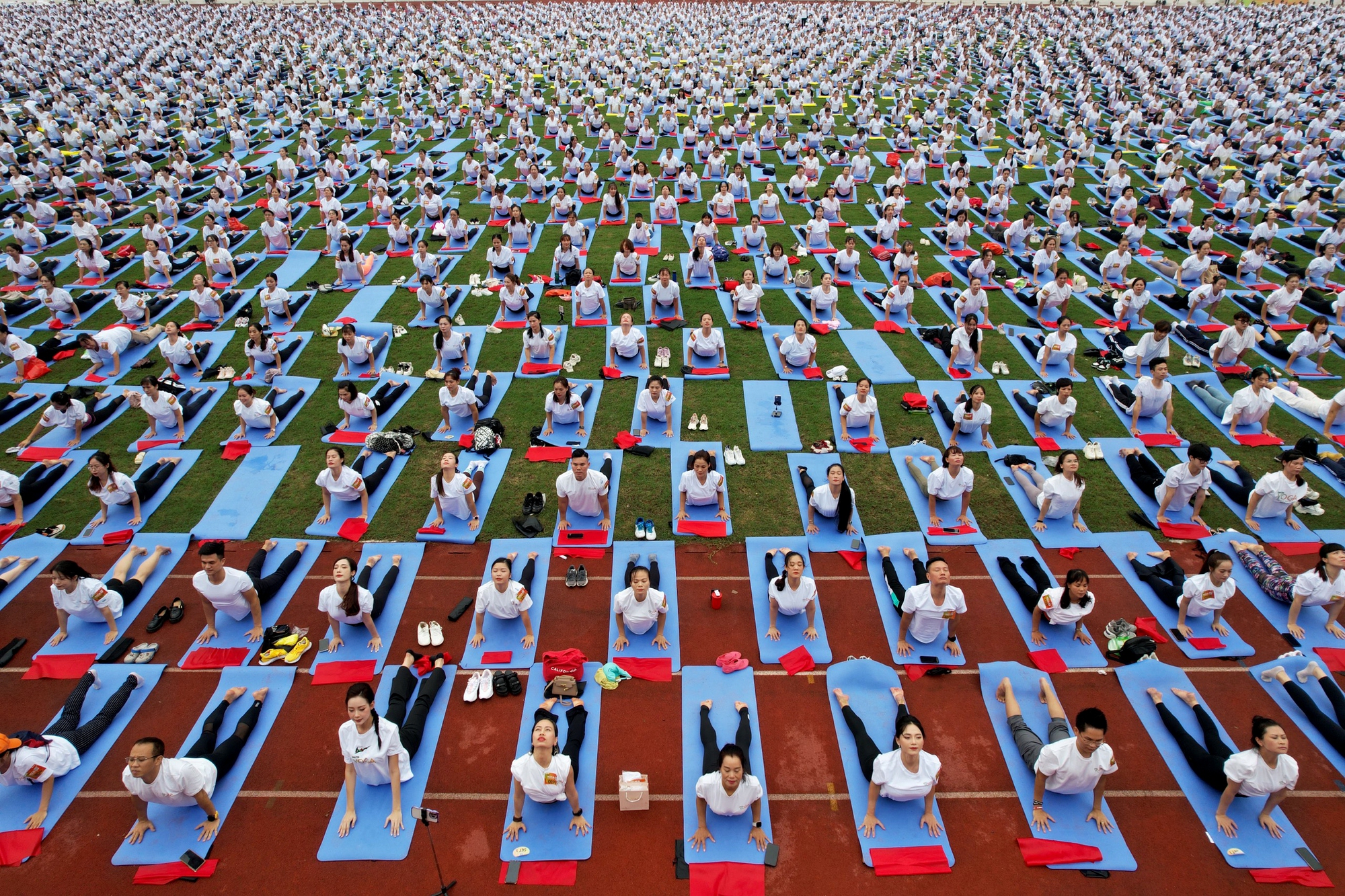 Dàn hoa hậu tham gia đồng diễn yoga, xếp hình lá cờ Tổ quốc lập kỷ lục - Ảnh 1.