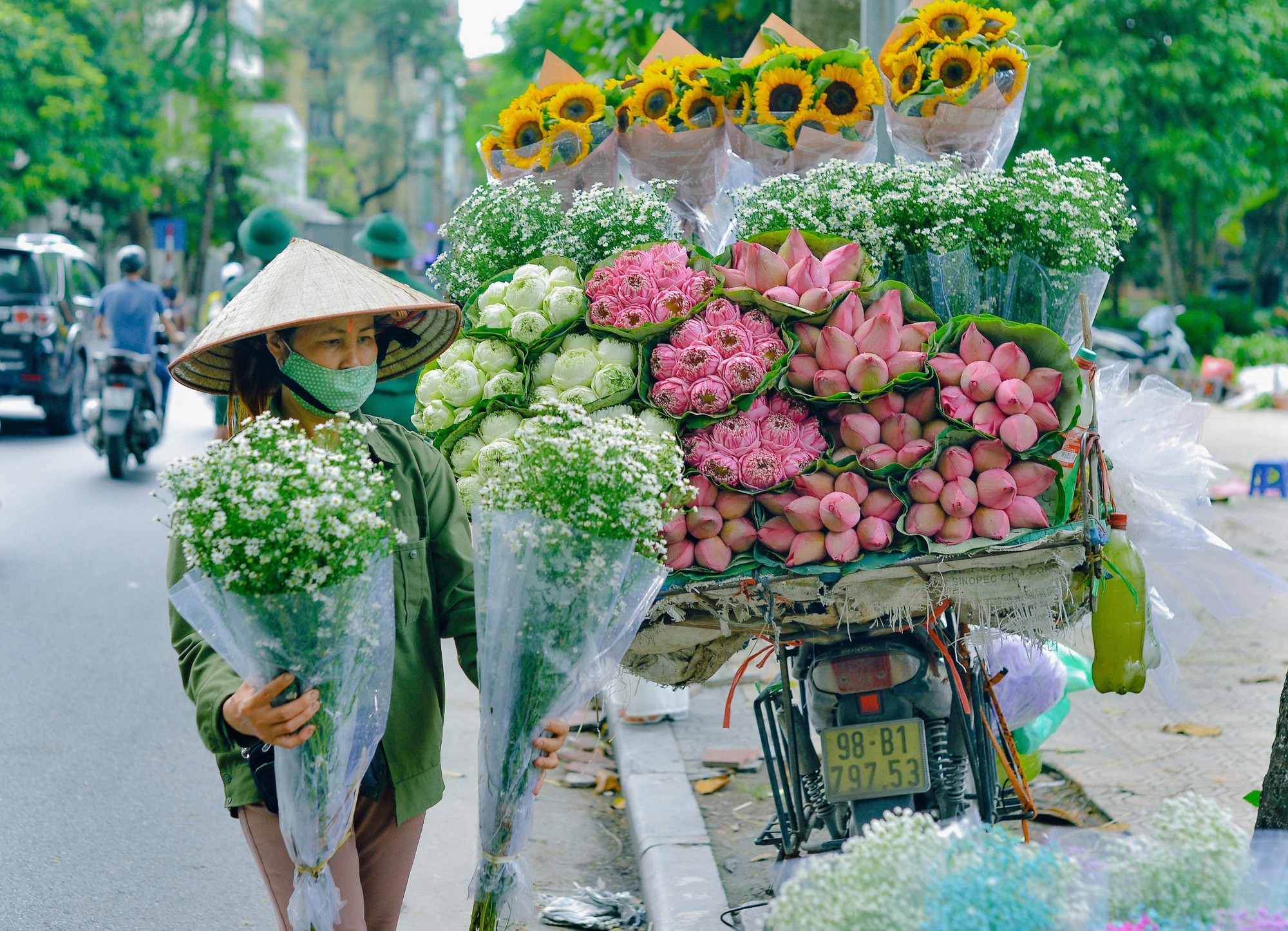 Hà Nội đẹp ngỡ ngàng trên những xe hàng hoa dưới phố - Ảnh 3.