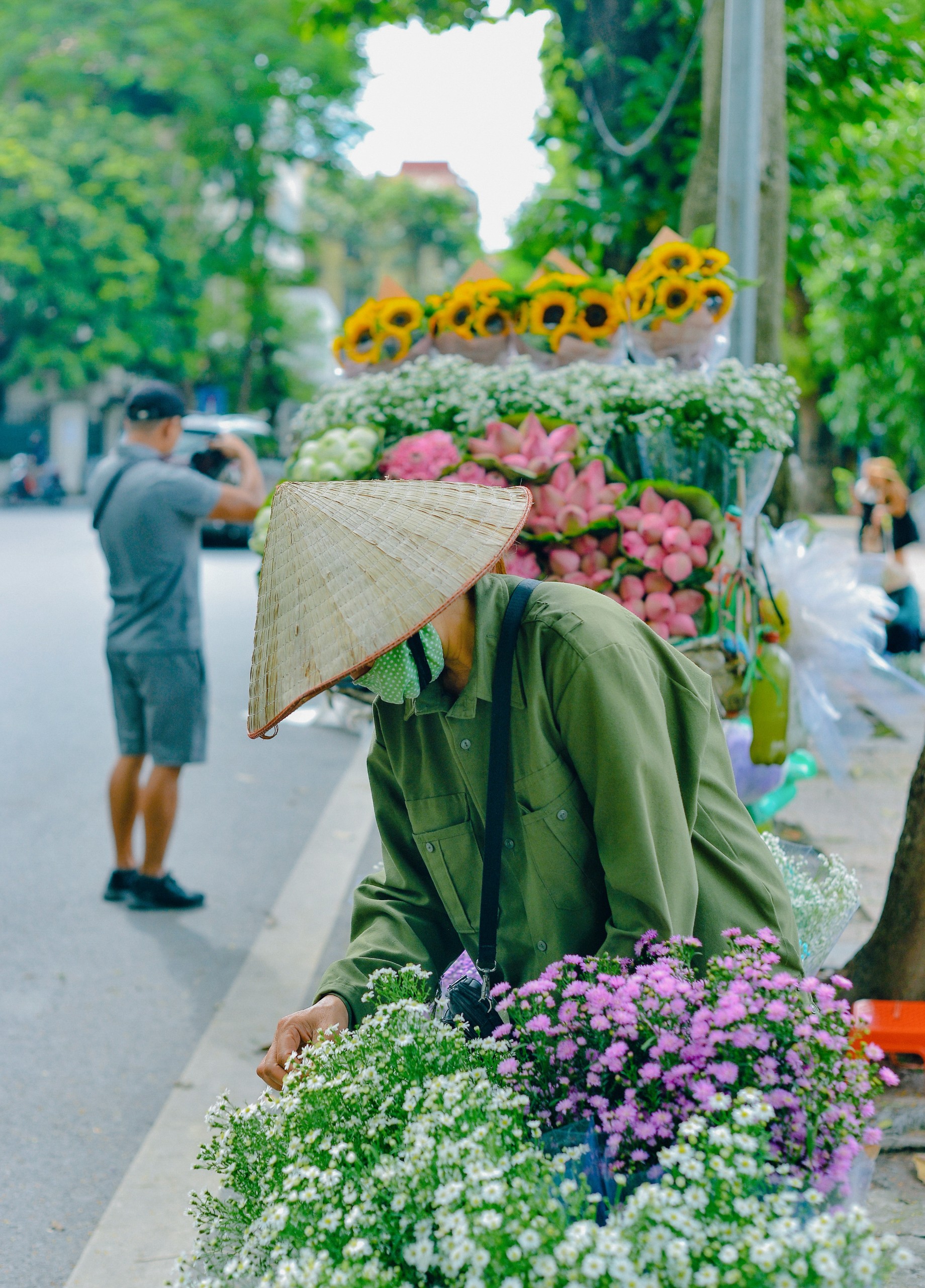 Hà Nội đẹp ngỡ ngàng trên những xe hàng hoa dưới phố - Ảnh 6.