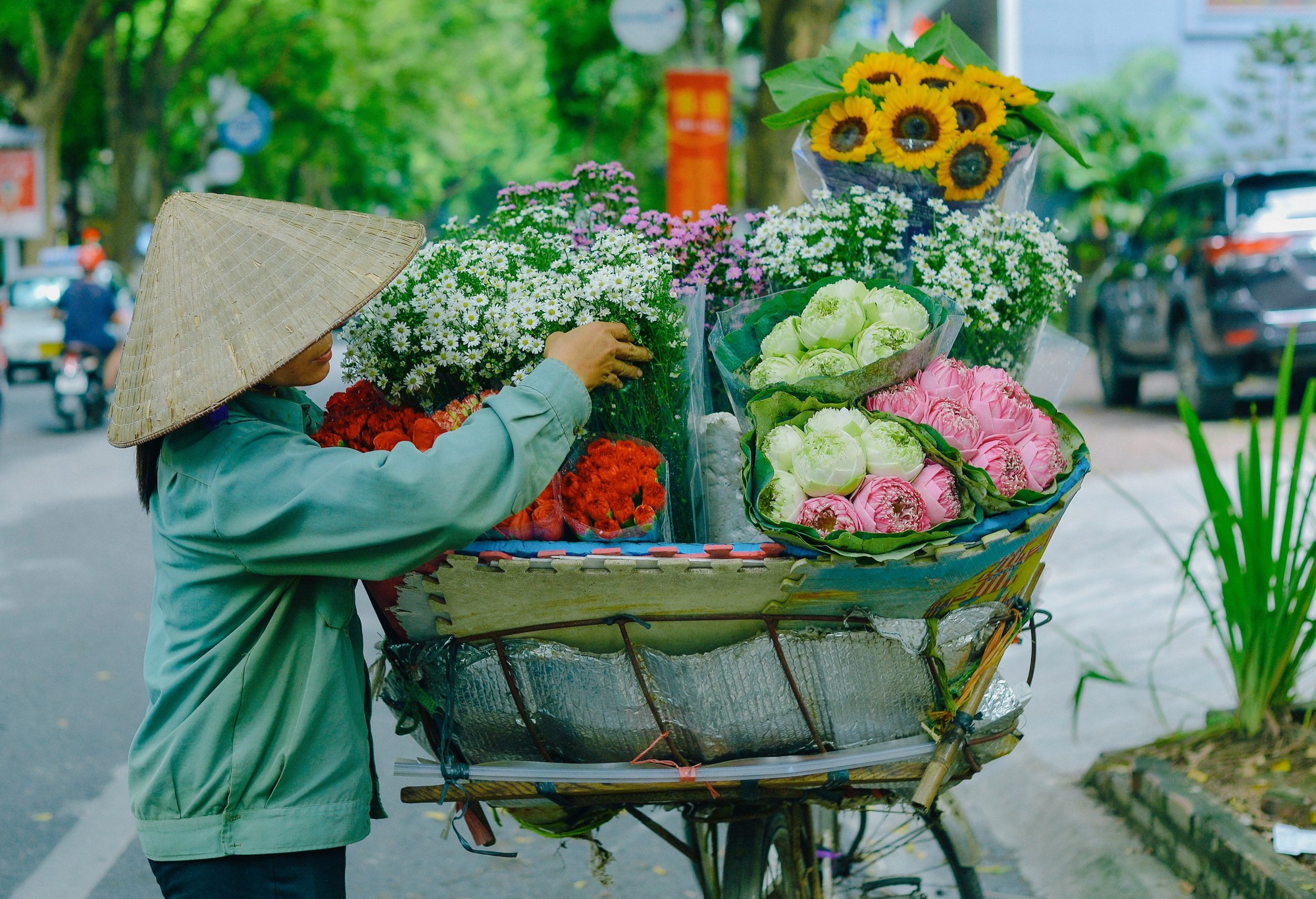 Hà Nội đẹp ngỡ ngàng trên những xe hàng hoa dưới phố - Ảnh 9.