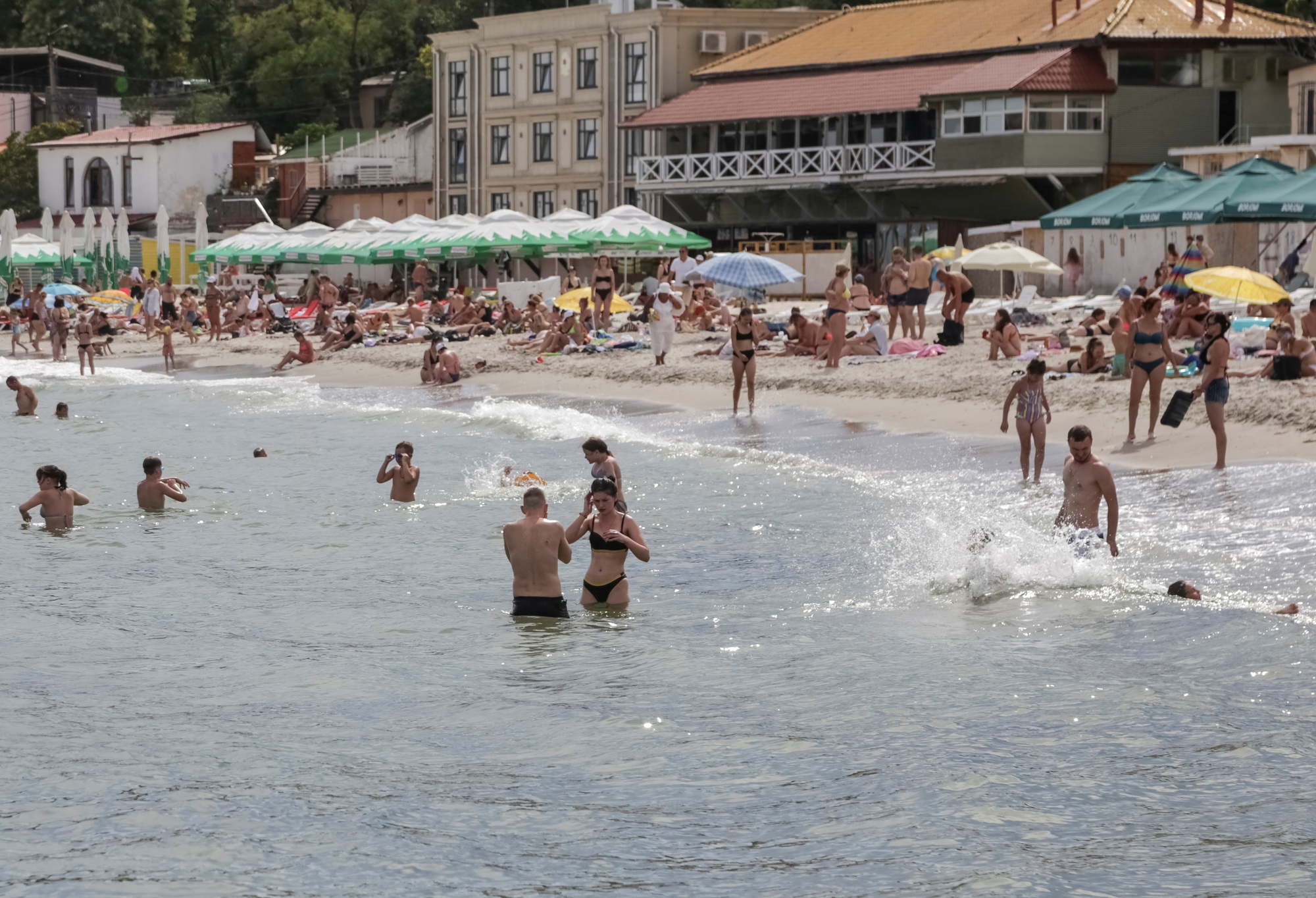 Thư giãn ở Ukraine: Odesa mở cửa lại nhiều bãi biển - Ảnh 1.