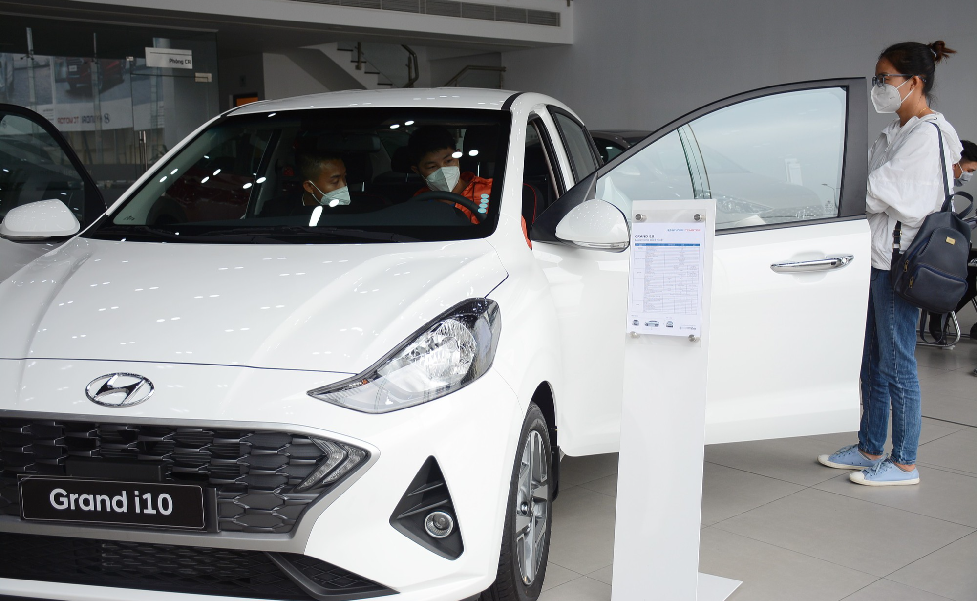 Tiêu thụ ô tô máy xăng giá rẻ chững lại, chỉ Toyota Wigo tăng trưởng - Ảnh 1.