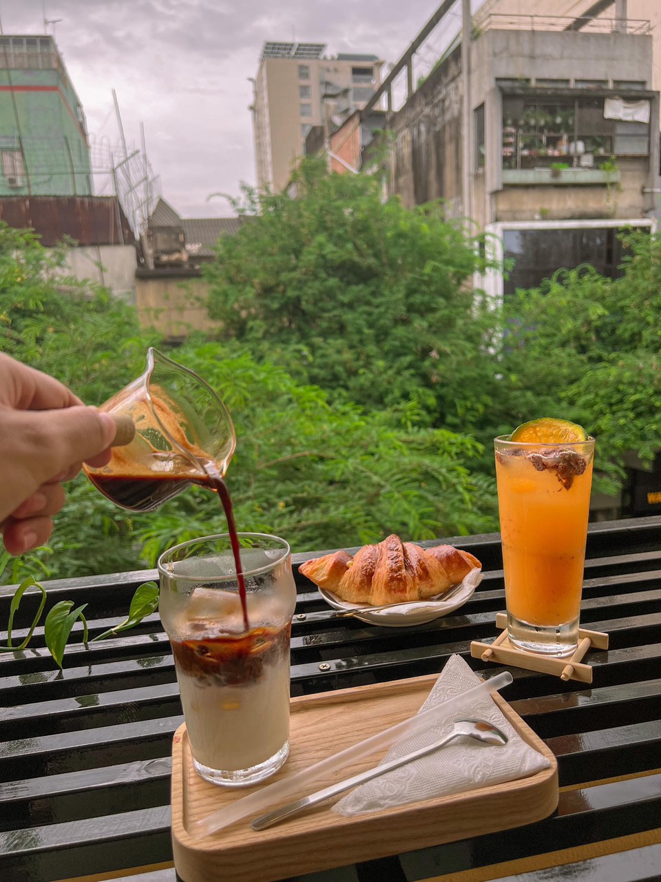 Tonkin Cottage sahibi ve yabancı müşterilerin Vietnam kahvesine aşık olmasının sırrı - Fotoğraf 1. Ông chủ Tonkin Cottage và bí quyết khiến khách nước ngoài mê mẩn cà phê Việt - Ảnh 1.