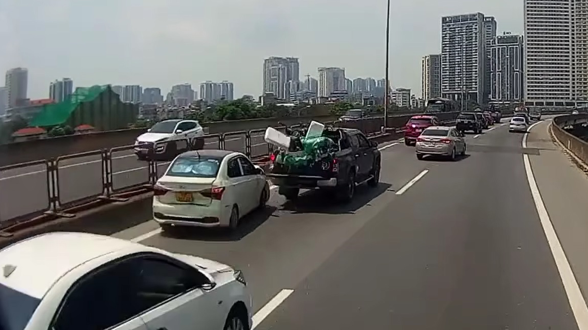 Xe sang Mercedes húc đuôi ‘xe cóc’ Hyundai Grand i10 trên cao tốc: Ai sai? - Ảnh 2. Xe sang Mercedes húc đuôi ‘xe cóc’ Hyundai Grand i10 trên cao tốc: Ai sai? - Ảnh 2.