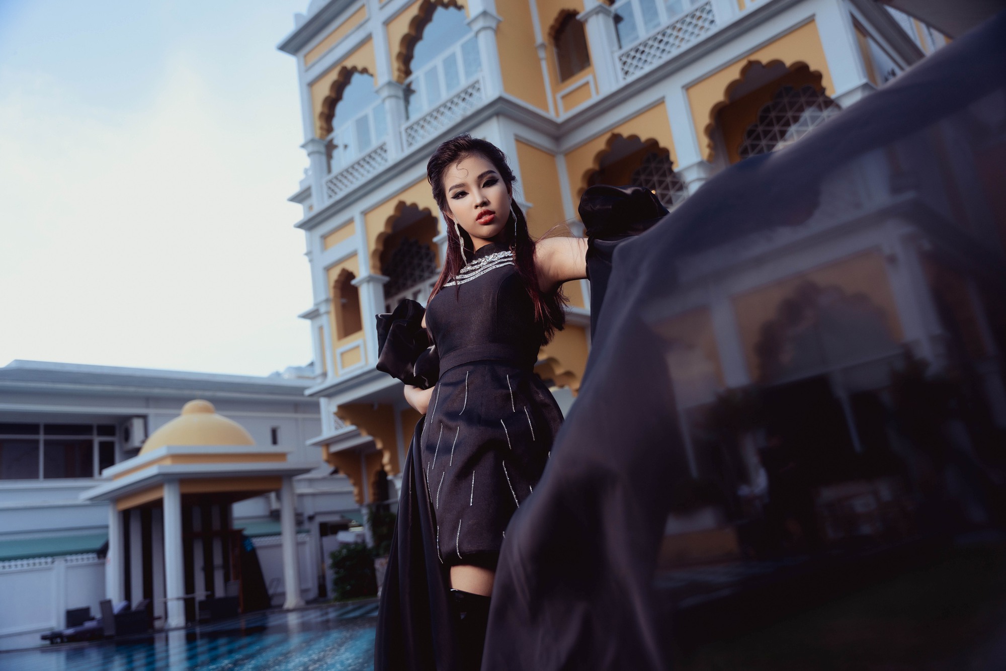Người mẫu nhí 13 tuổi gây ấn tượng trong show Võ Hoàng Yến là ai? - Ảnh 5. Người mẫu nhí 13 tuổi gây ấn tượng trong show Võ Hoàng Yến là ai? - Ảnh 5.