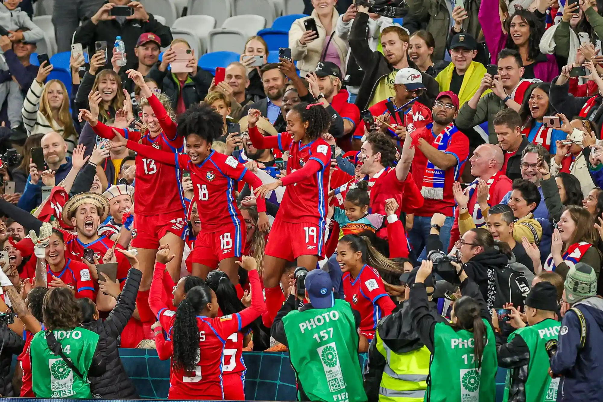 Những khoảnh khắc ấn tượng của CĐV tại World Cup nữ 2023 - Ảnh 3.