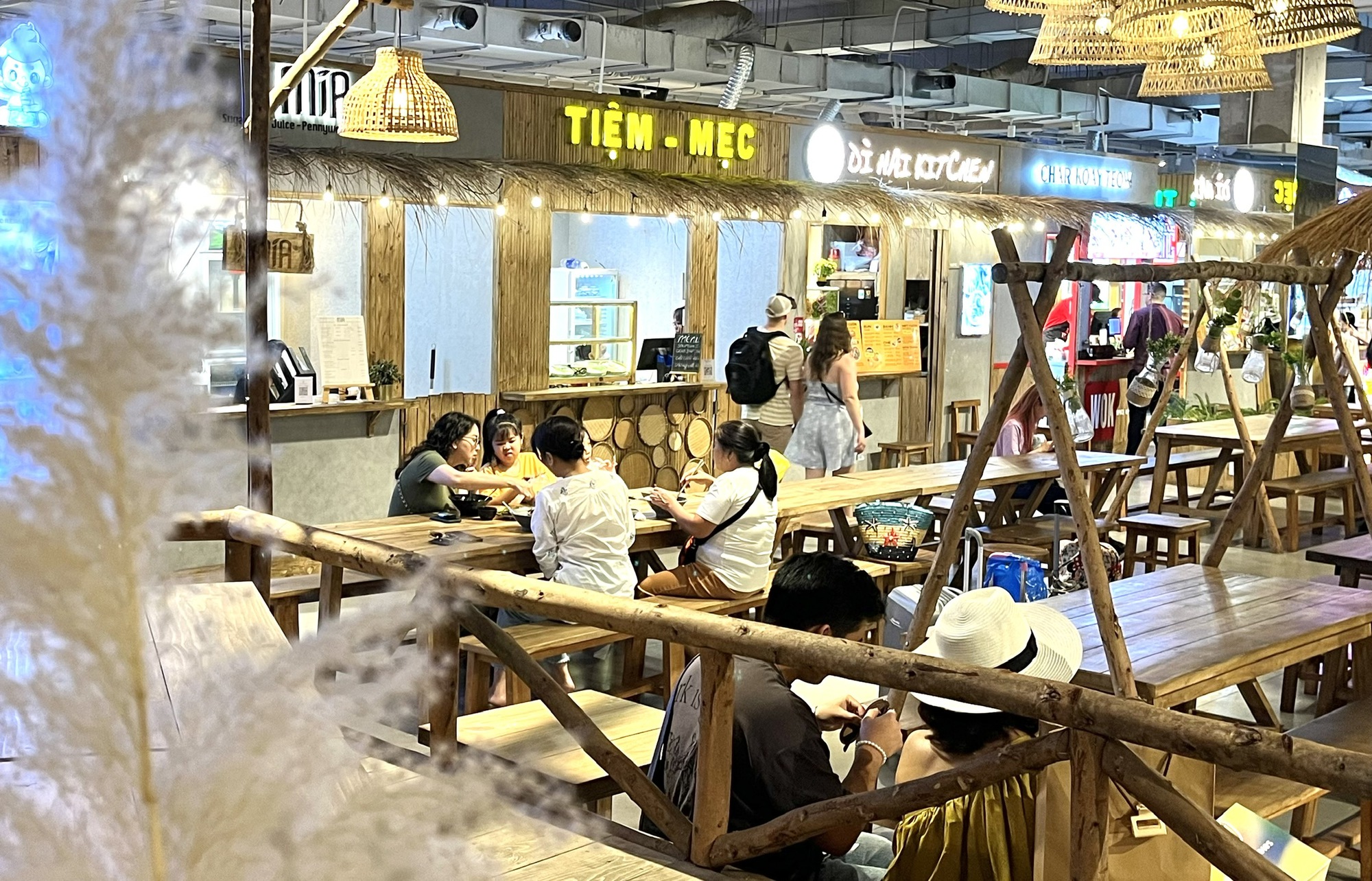 Khu ẩm thực dưới lòng đất đầu tiên ở TP.HCM bây giờ ra sao? - Ảnh 2. Khu ẩm thực dưới lòng đất đầu tiên ở TP.HCM bây giờ ra sao? - Ảnh 2.