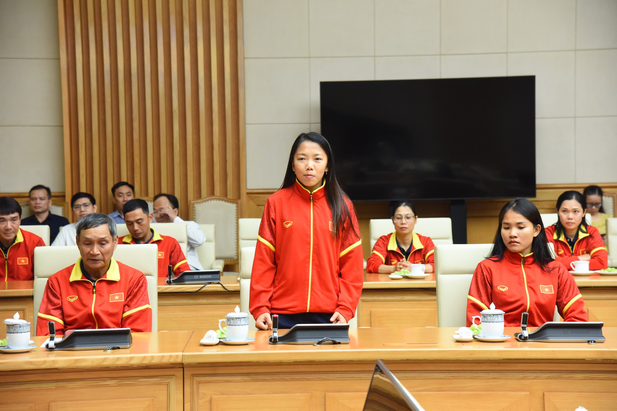 Thủ tướng Phạm Minh Chính chúc mừng các cô gái kim cương chơi với tinh thần VN - Ảnh 8.