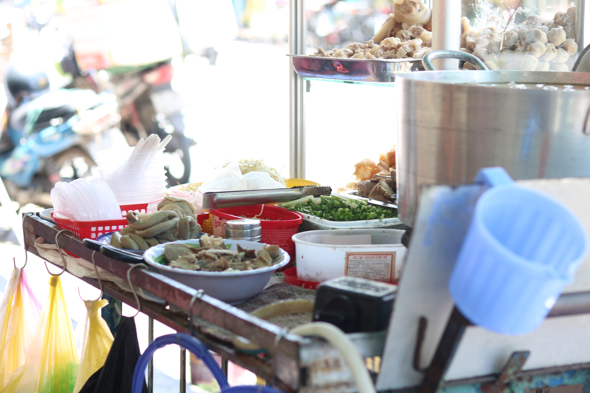 Người mẹ một tay bán cháo nuôi con học đại học: 'Tôi luôn tự hào về con' - Ảnh 8.