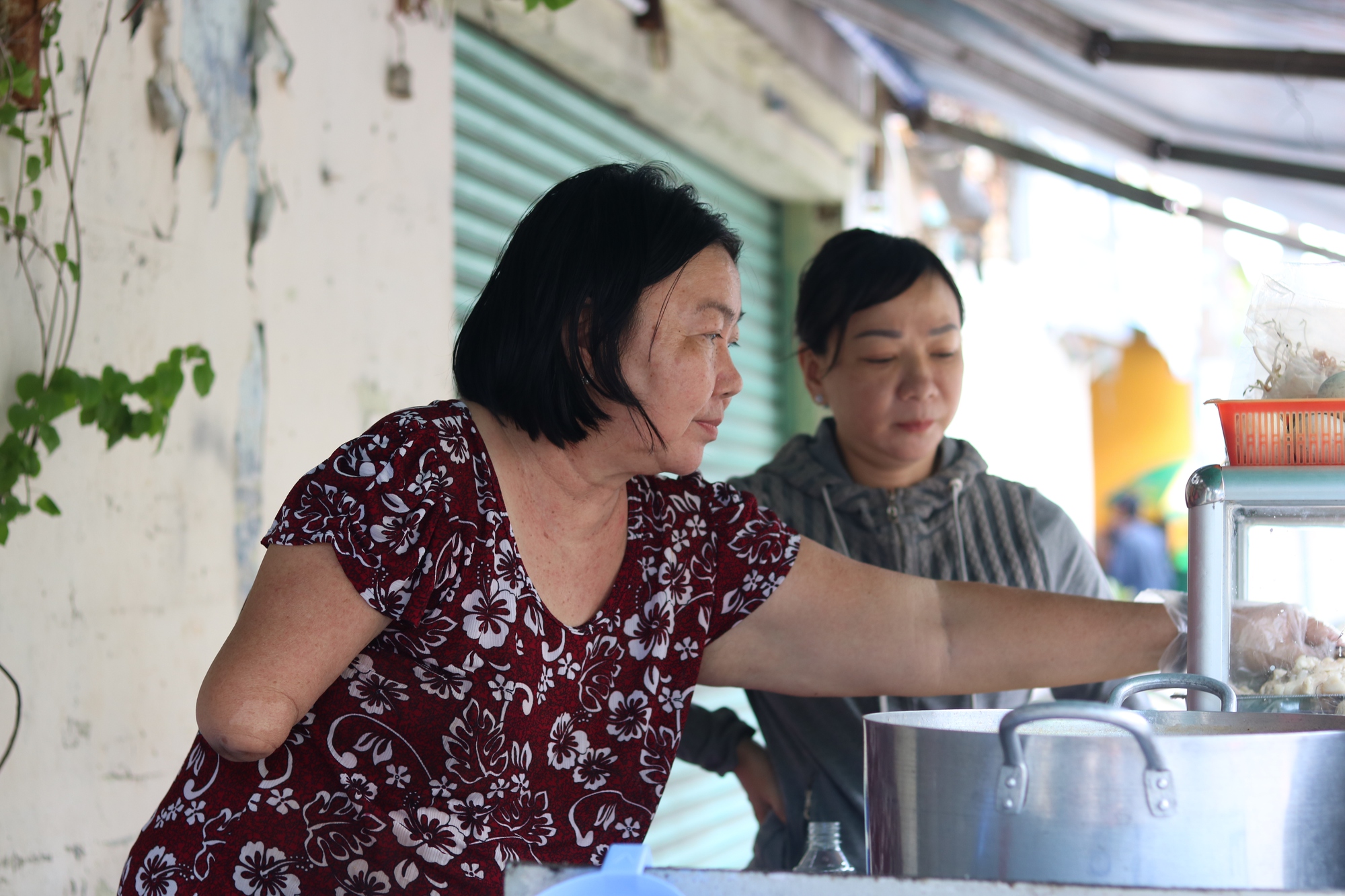 Người mẹ một tay bán cháo nuôi con học đại học: 'Tôi luôn tự hào về con' - Ảnh 2.