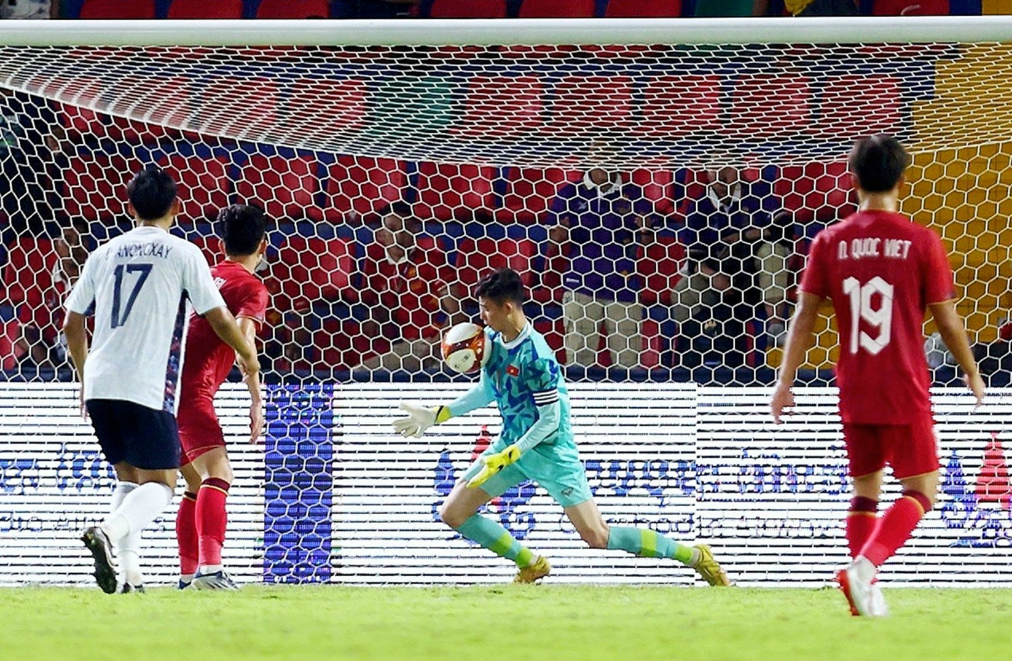 Một pha bắt bóng của Quan Văn Chuẩn tại SEA Games 32 Một pha bắt bóng của Quan Văn Chuẩn tại SEA Games 32