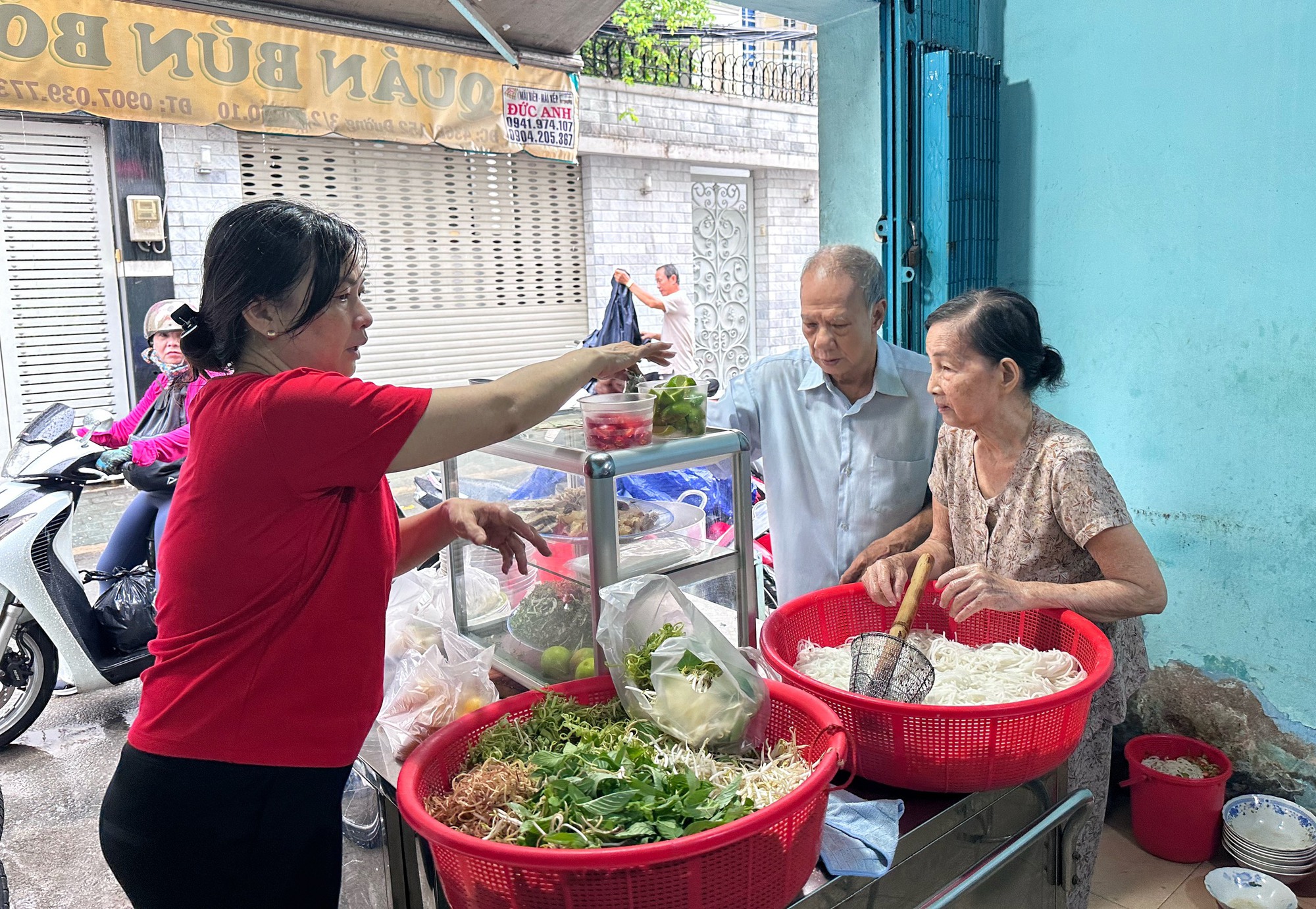 Quán bún bò của 2 vợ chồng U.80 tuốt trong hẻm TP.HCM: Tuổi già có nhau - Ảnh 1.