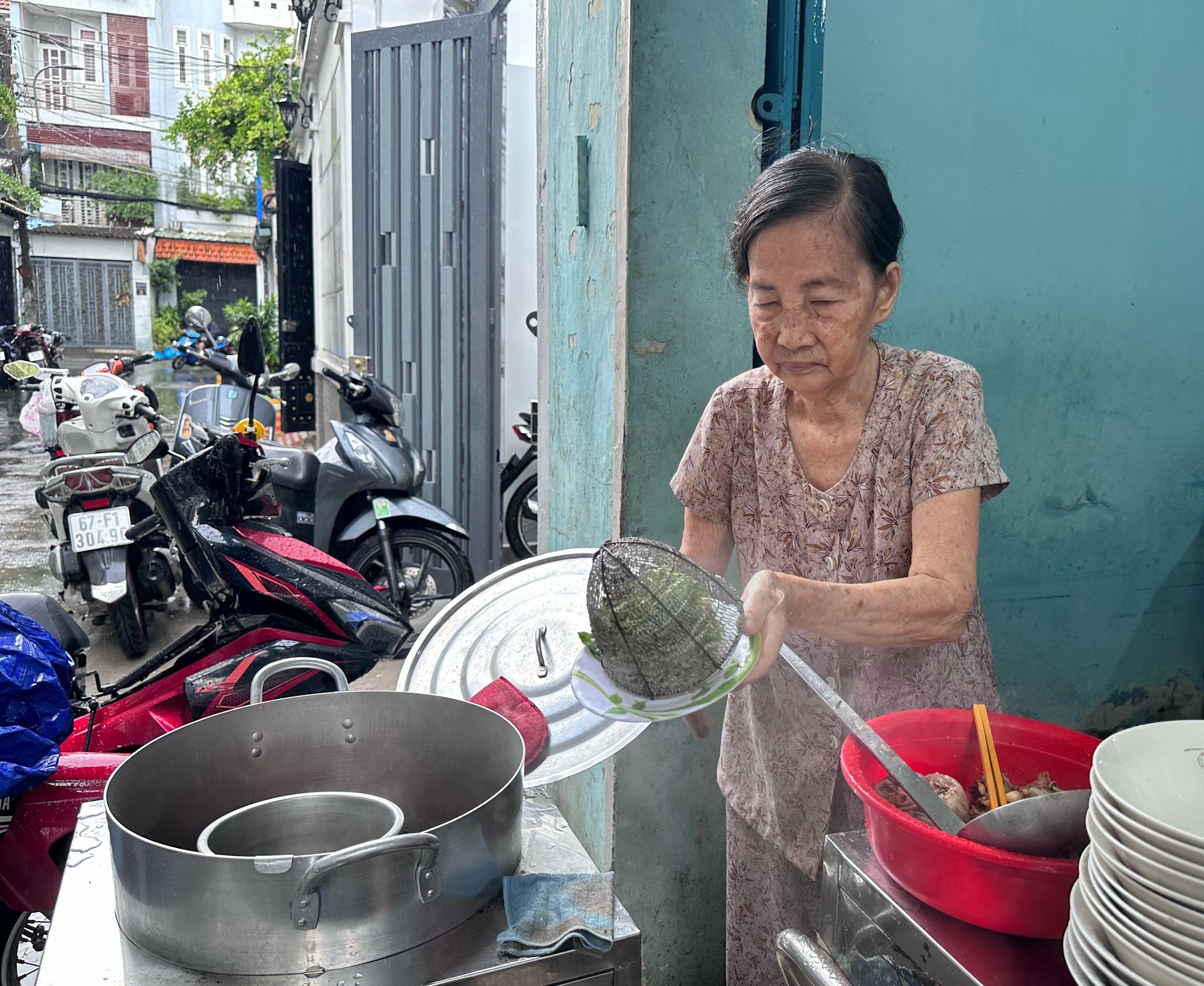 Quán bún bò của 2 vợ chồng U.80 tuốt trong hẻm TP.HCM: Tuổi già có nhau - Ảnh 4.