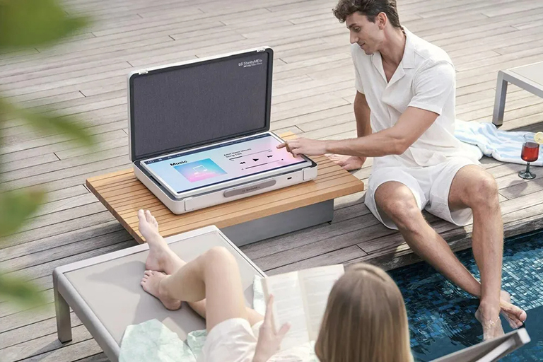 LG giới thiệu Smart TV kiểu vali độc đáo, giá 1.000 USD - Ảnh 1. LG giới thiệu Smart TV kiểu vali độc đáo, giá 1.000 USD - Ảnh 1.