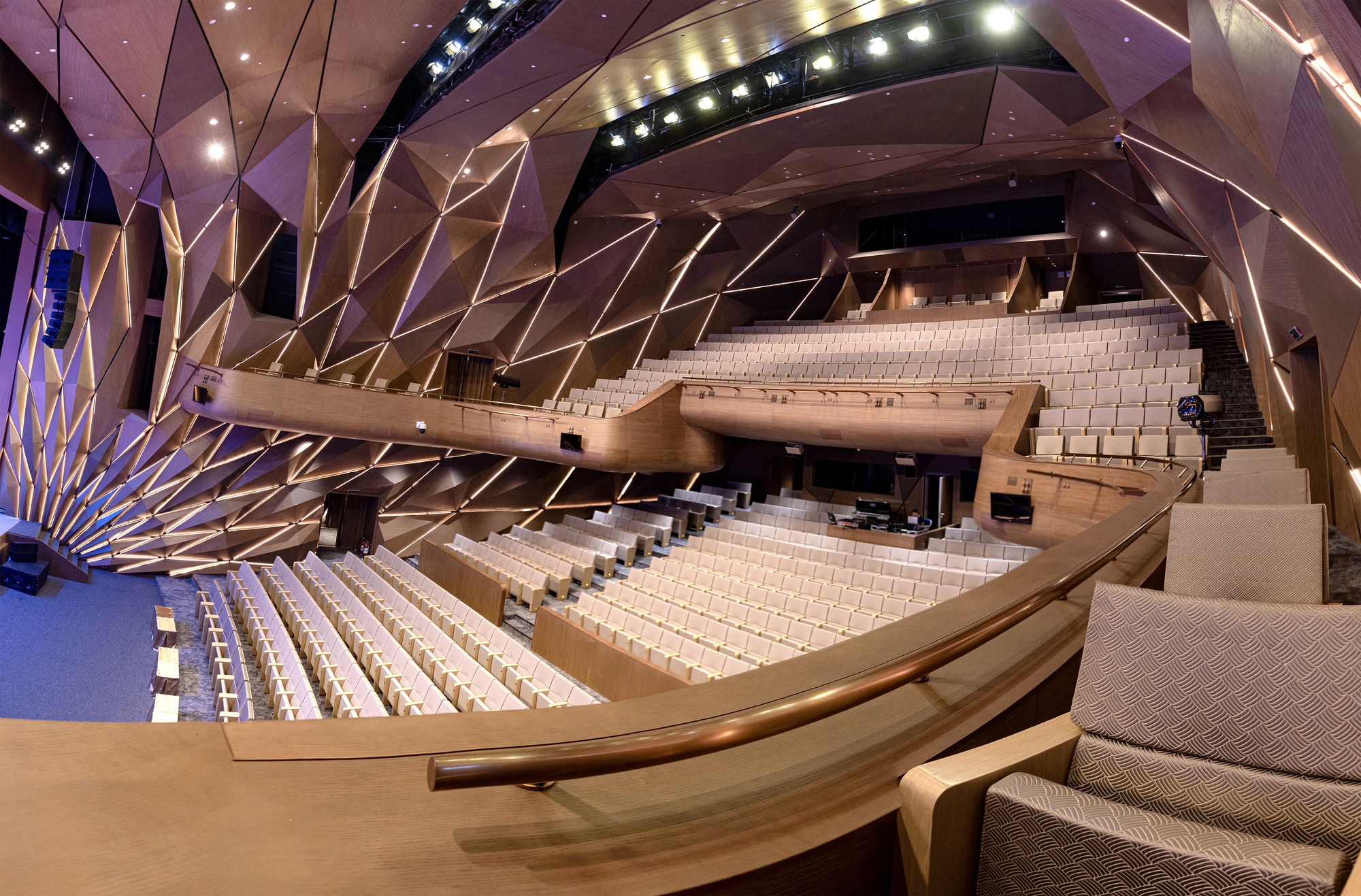 Thưởng thức hệ thống âm thanh hiện đại bậc nhất thế giới tại Nhà hát Hồ Gươm - Ảnh 4.