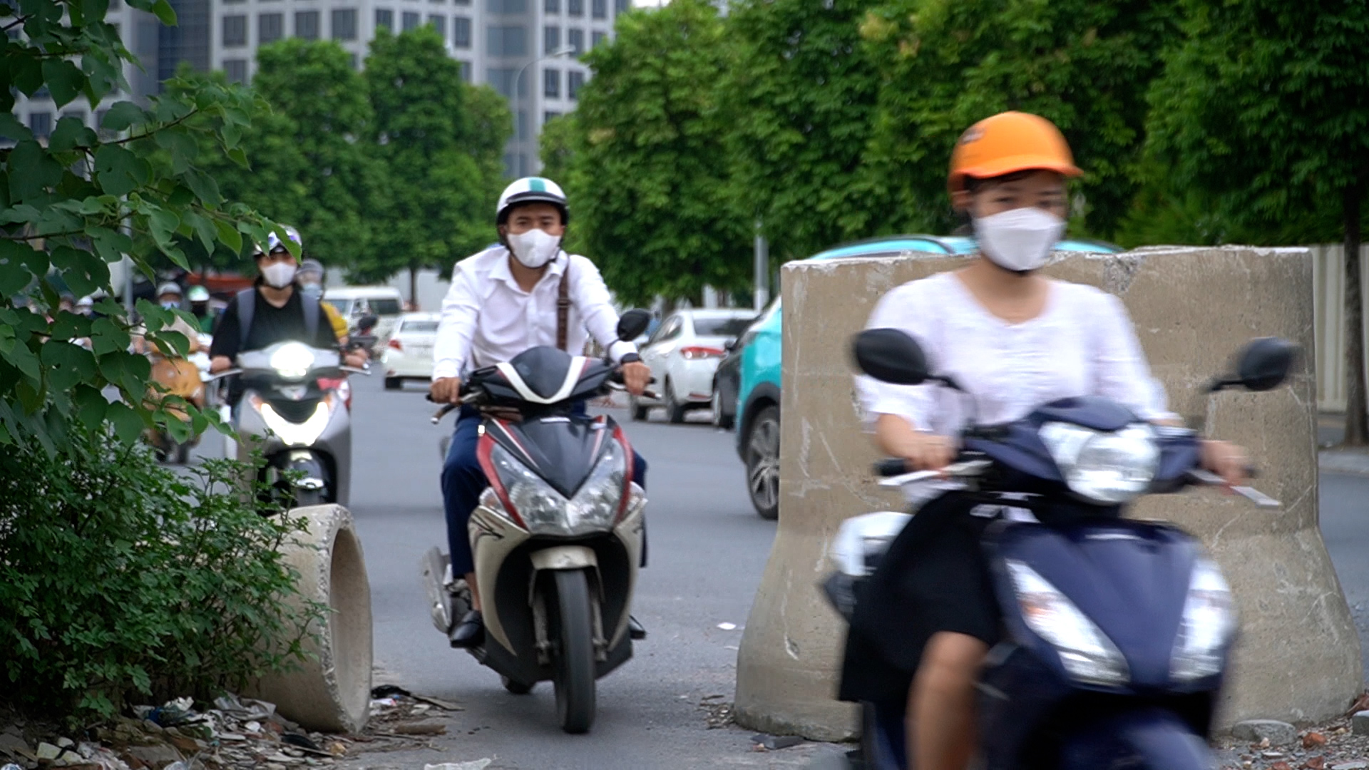 Ngổn ngang “chướng ngại vật” trên đoạn đường dài chưa đến 1km tại Hà Nội - Ảnh 1.