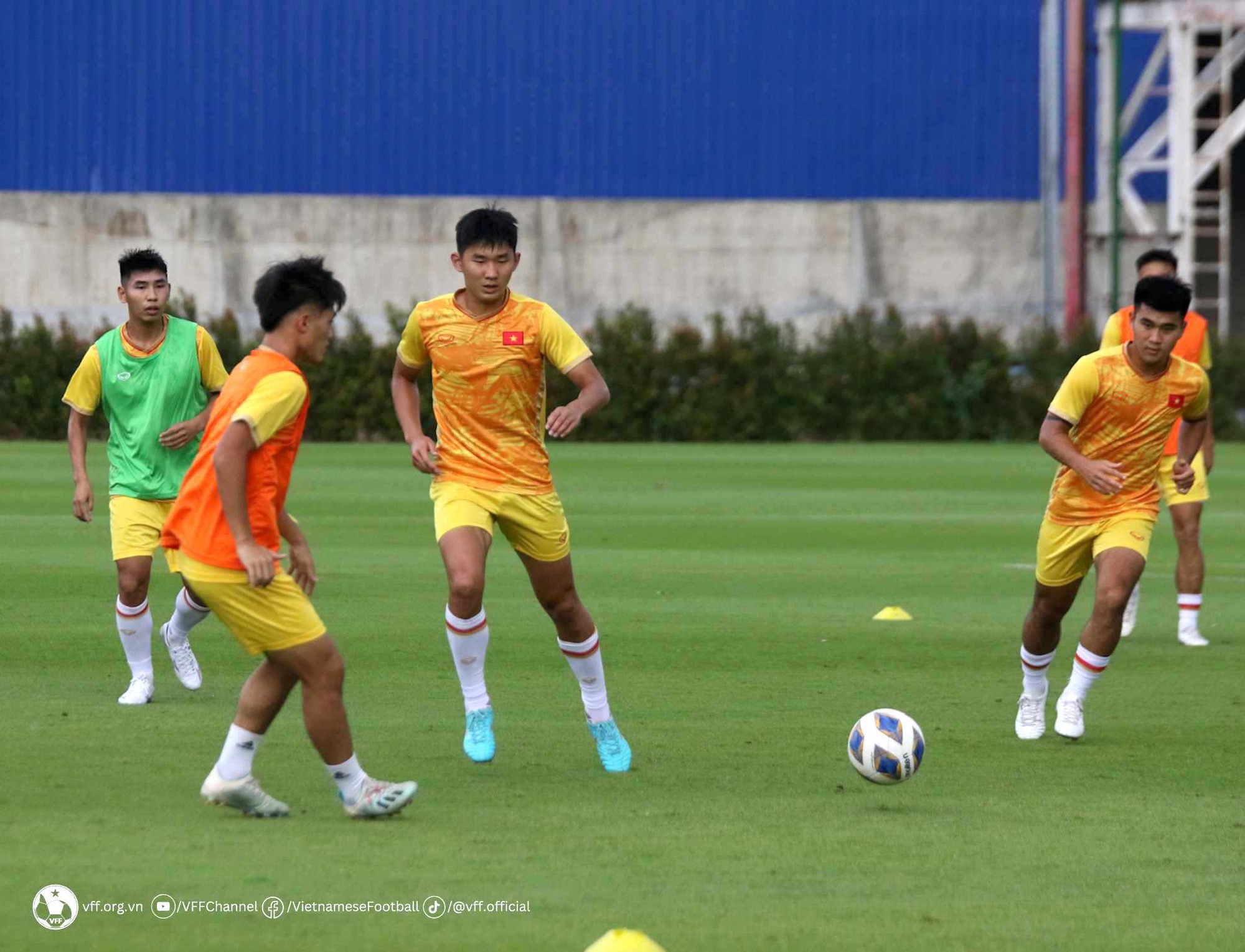 Đình Duy (phải) trong màu áo đội tuyển U.23 Việt Nam