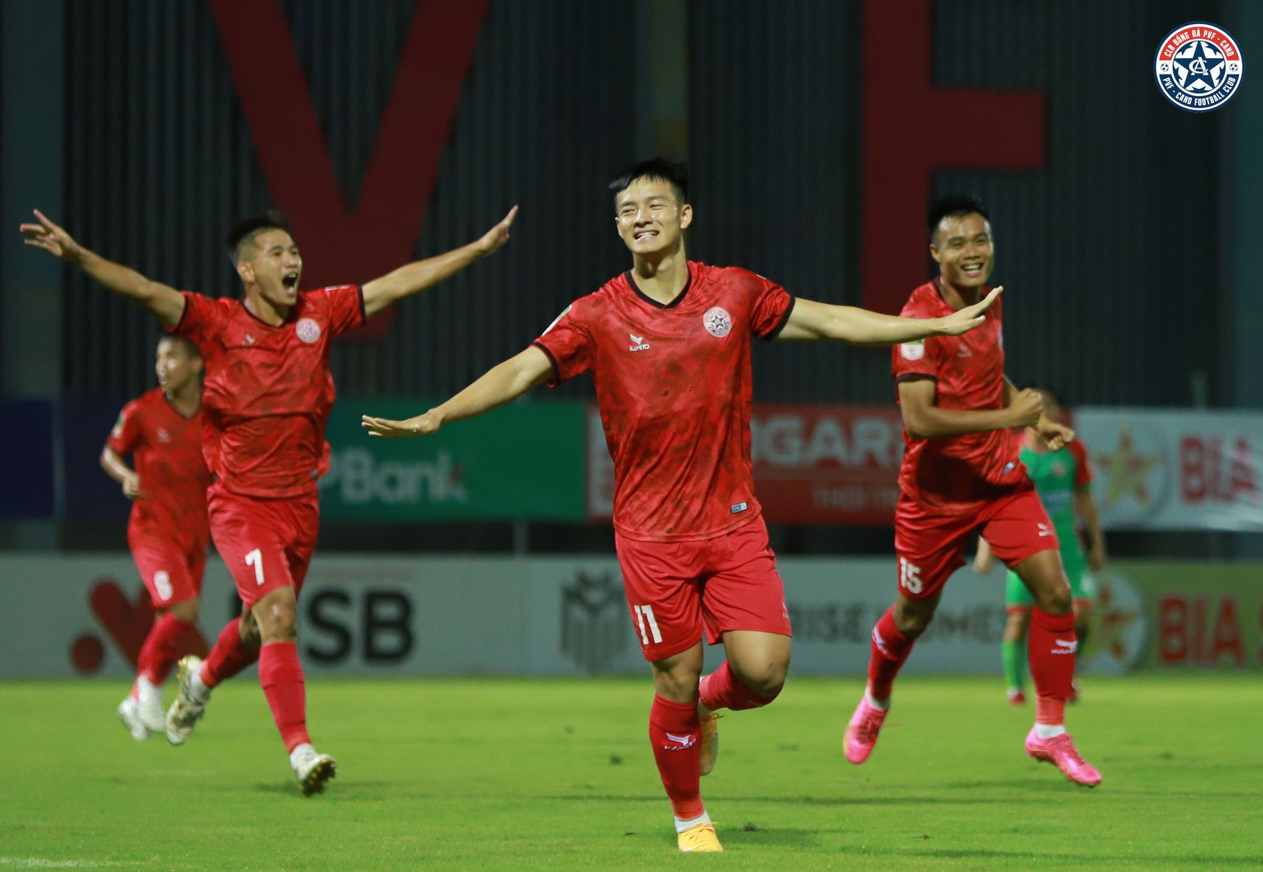 Trò cưng ông Troussier không ngừng ghi bàn, cuộc đua lên V-League vẫn 'nóng' - Ảnh 1.