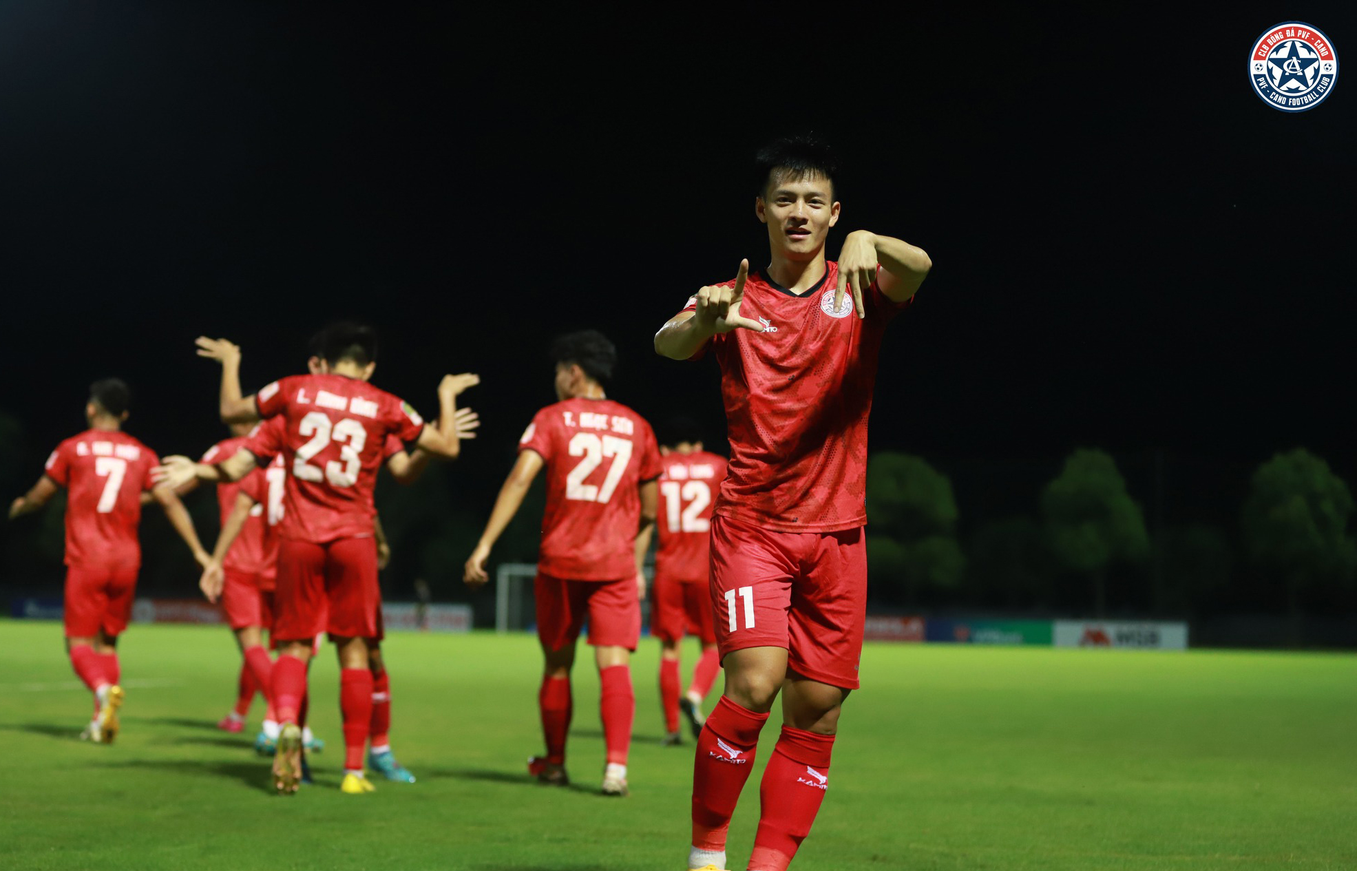 Trò cưng ông Troussier không ngừng ghi bàn, cuộc đua lên V-League vẫn 'nóng' - Ảnh 3.