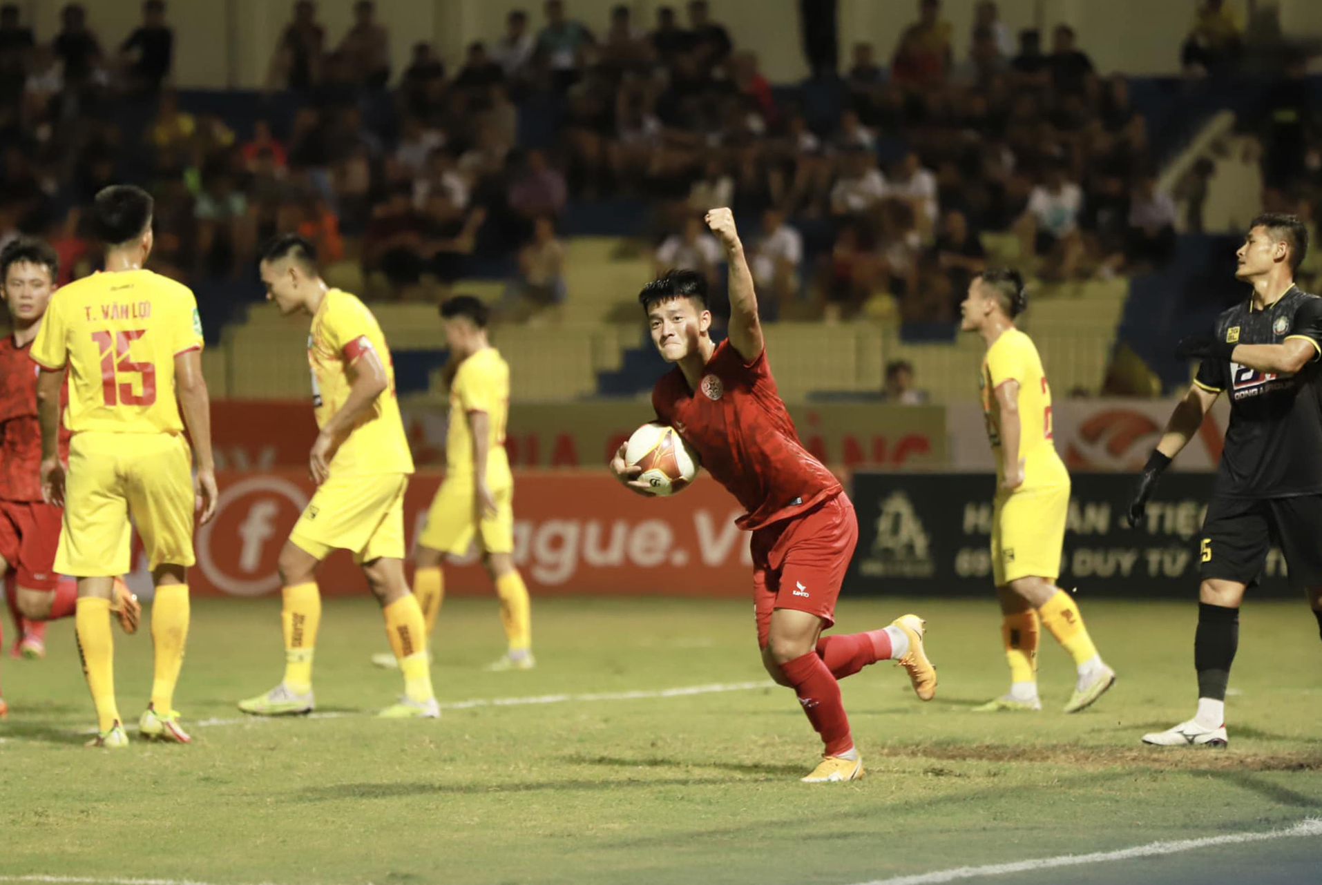 Trò cưng ông Troussier không ngừng ghi bàn, cuộc đua lên V-League vẫn 'nóng' - Ảnh 2.