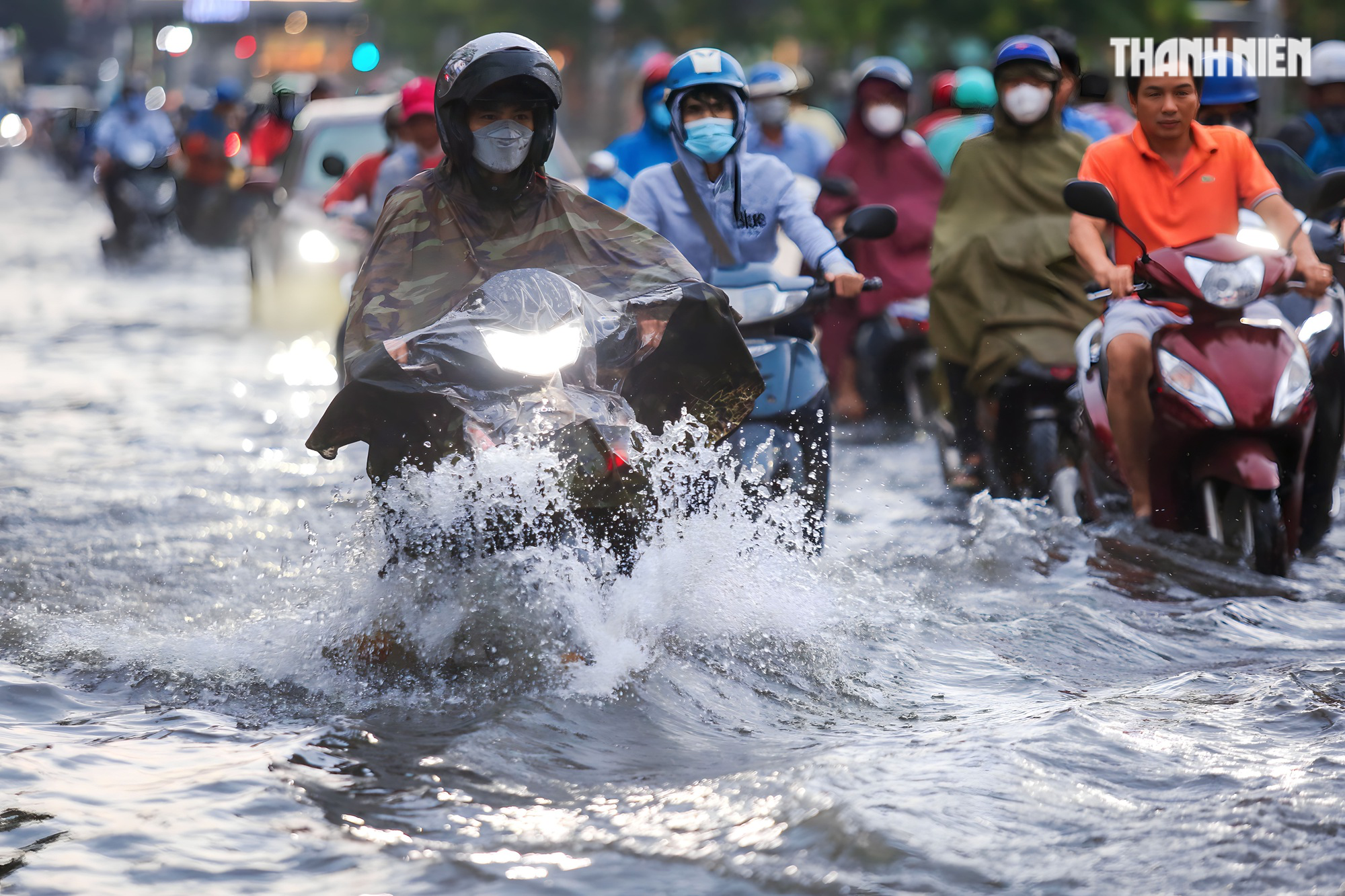 Đường TP.HCM ngập lênh láng sau mưa, người dân vất vả lội nước về nhà - Ảnh 2.