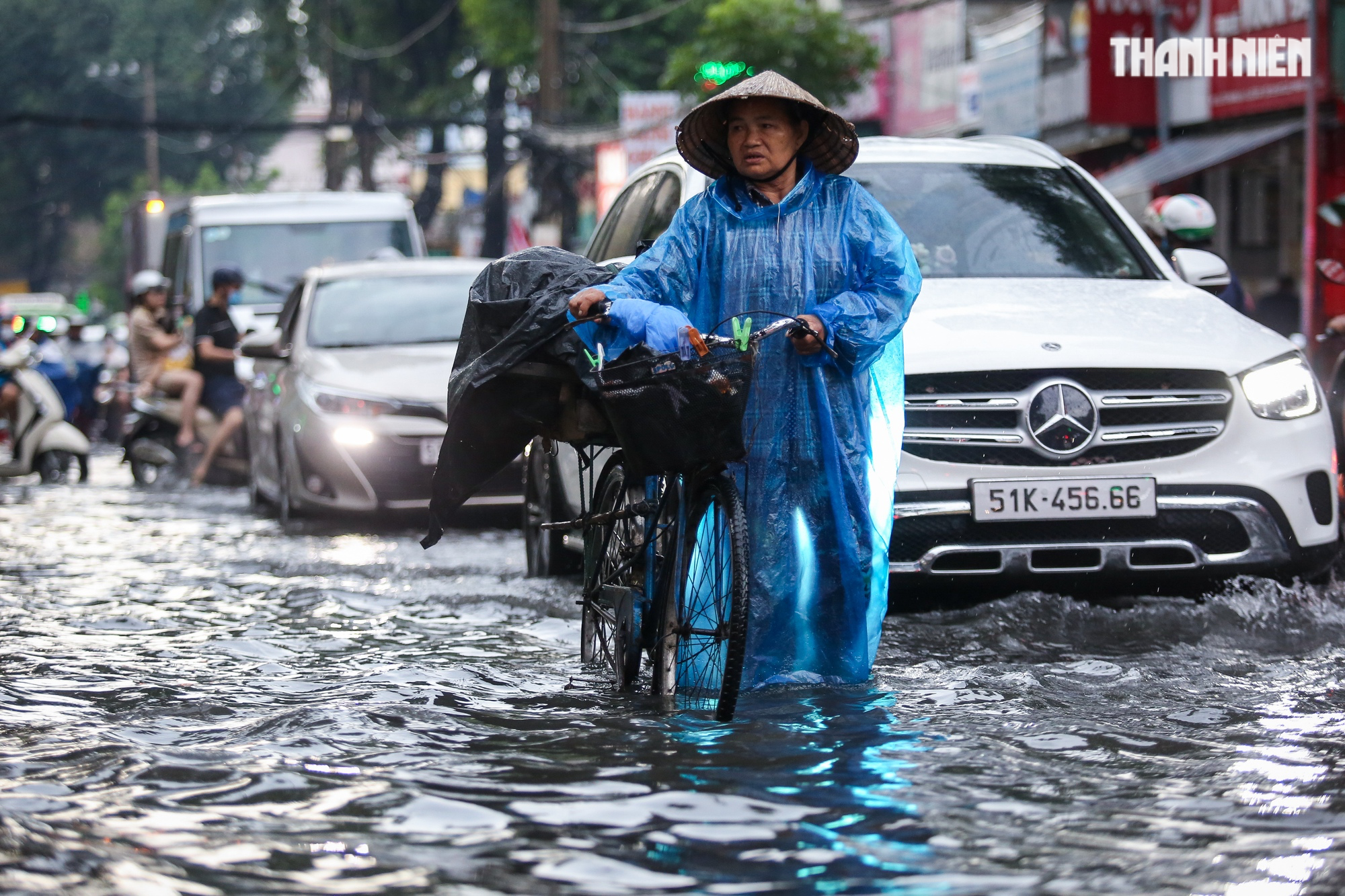 Đường TP.HCM ngập lênh láng sau mưa, người dân vất vả lội nước về nhà - Ảnh 3.