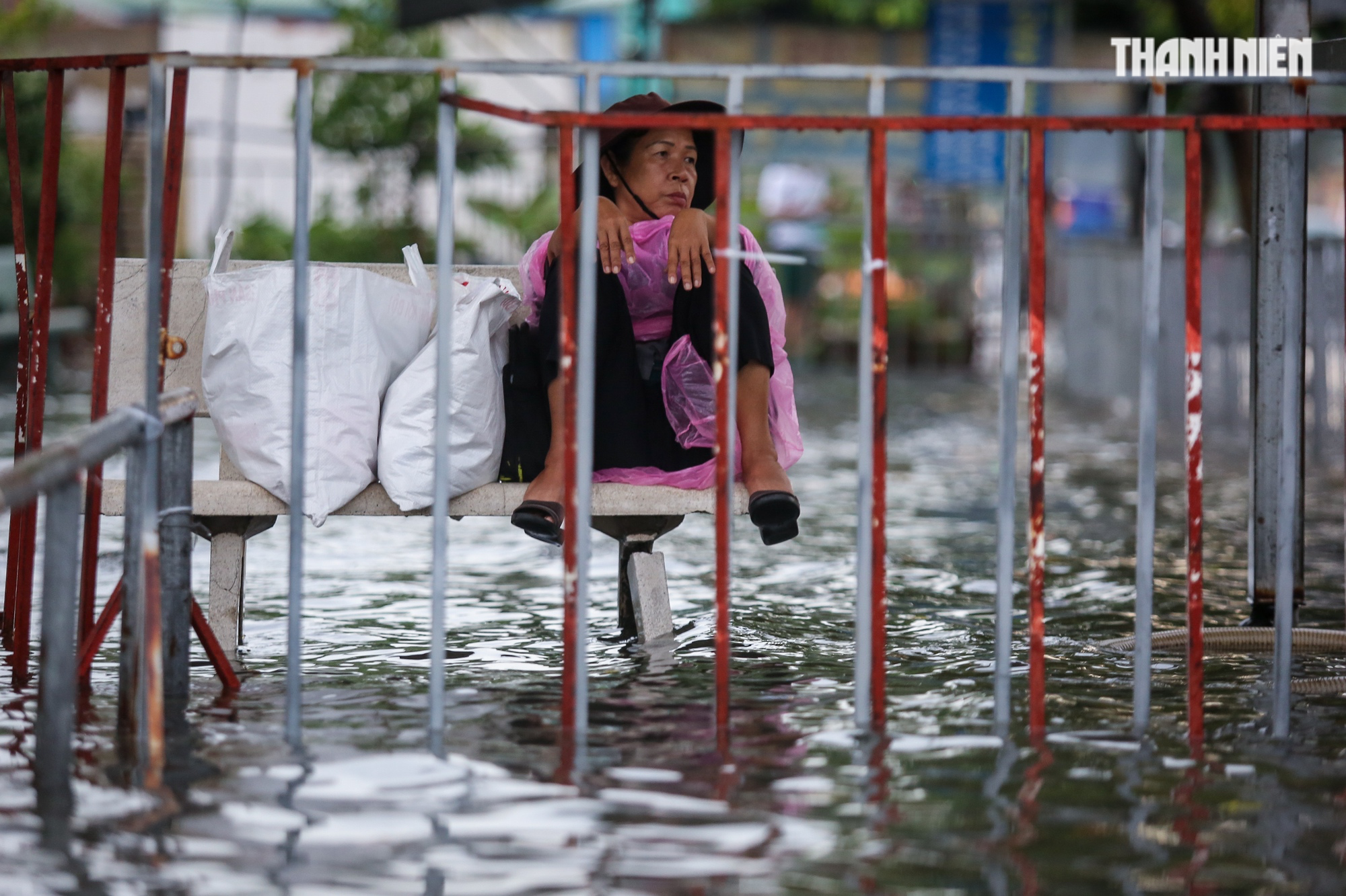 Đường TP.HCM ngập lênh láng sau mưa, người dân vất vả lội nước về nhà - Ảnh 5.
