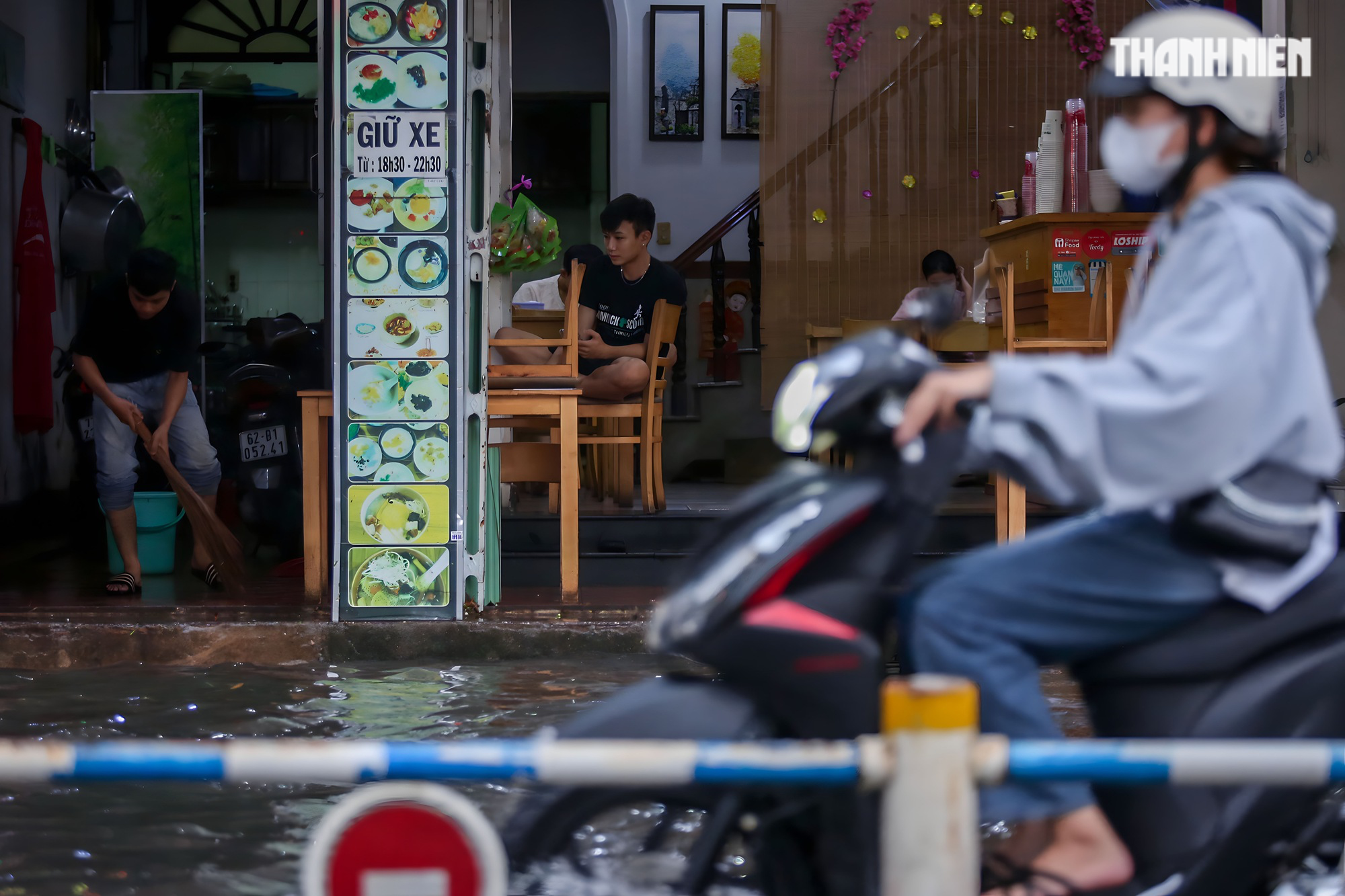 Đường TP.HCM ngập lênh láng sau mưa, người dân vất vả lội nước về nhà - Ảnh 8.