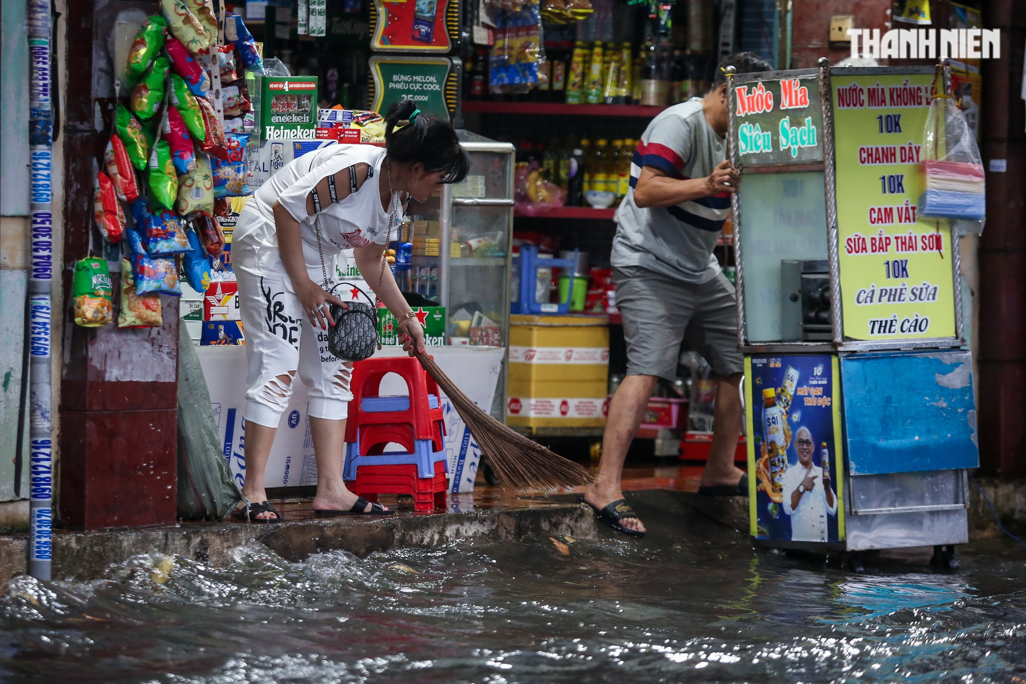 Đường TP.HCM ngập lênh láng sau mưa, người dân vất vả lội nước về nhà - Ảnh 9.