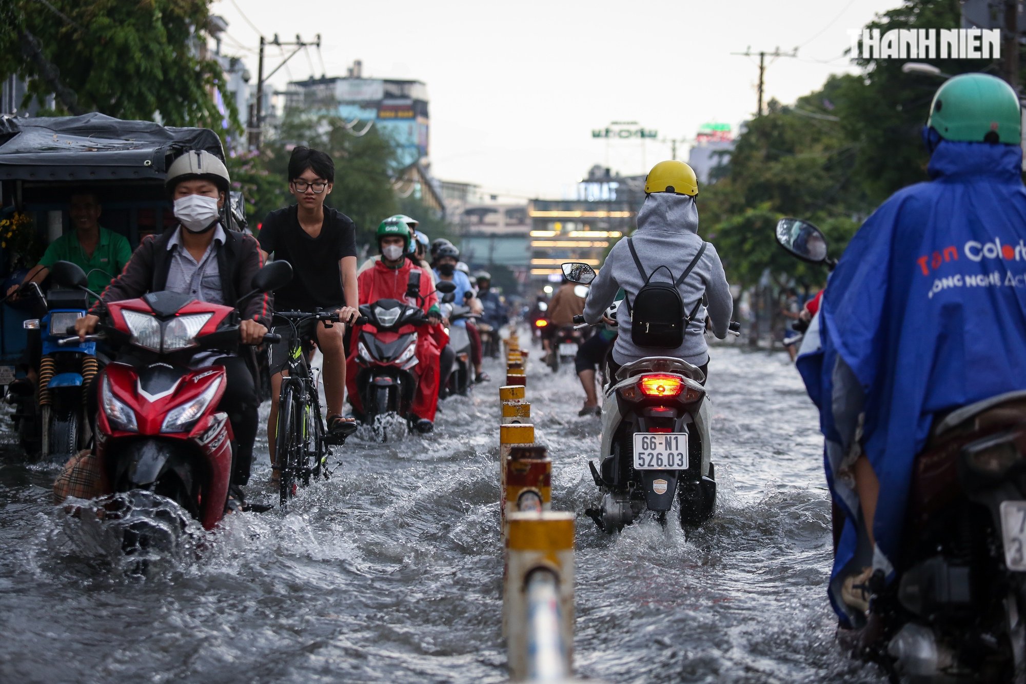 Đường TP.HCM ngập lênh láng sau mưa, người dân vất vả lội nước về nhà - Ảnh 10.