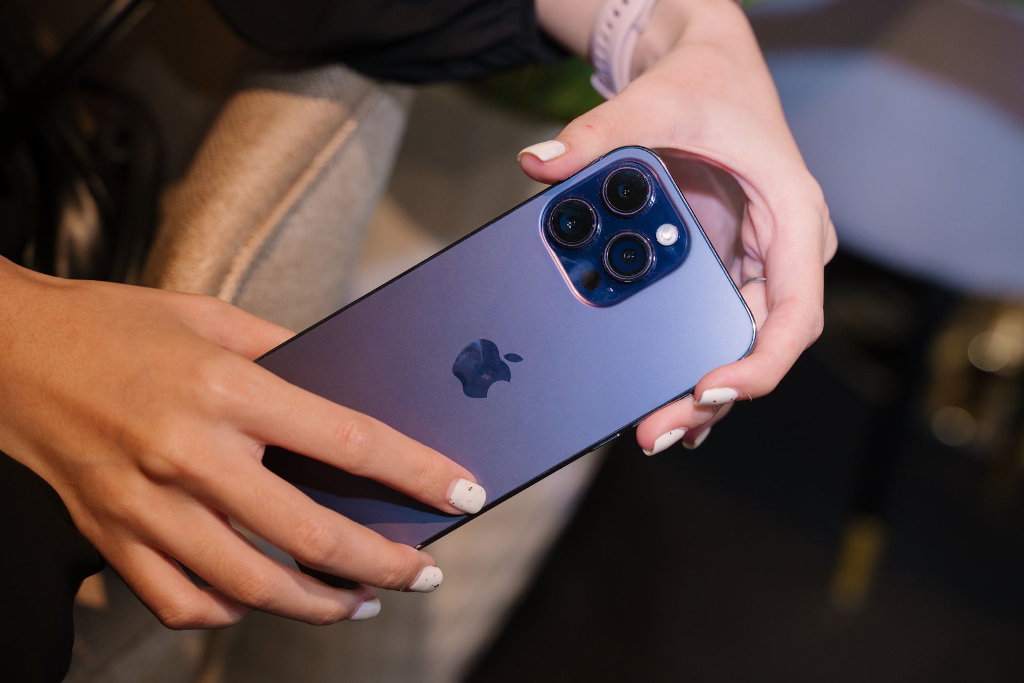 iPhone 14 Pro Max vẫn 'cháy hàng' tại Việt Nam, dù thế hệ mới sắp ra mắt - Ảnh 1. iPhone 14 Pro Max vẫn 'cháy hàng' tại Việt Nam, dù thế hệ mới sắp ra mắt - Ảnh 1.