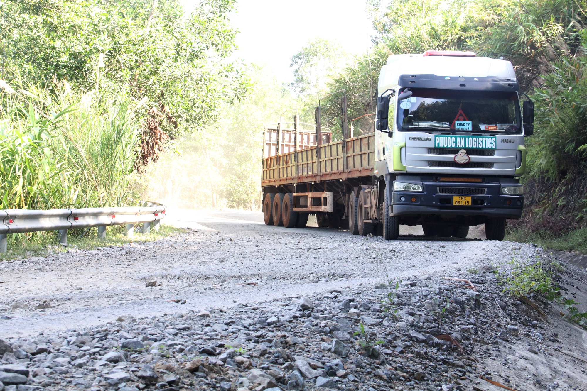 Cận cảnh tuyến đường lên cửa khẩu quốc tế dài gần 80 km &quot;nát như tương&quot; - Ảnh 1.