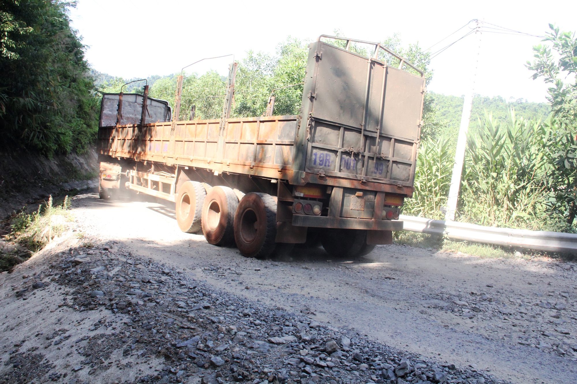 Cận cảnh tuyến đường lên cửa khẩu quốc tế dài gần 80 km &quot;nát như tương&quot; - Ảnh 8.